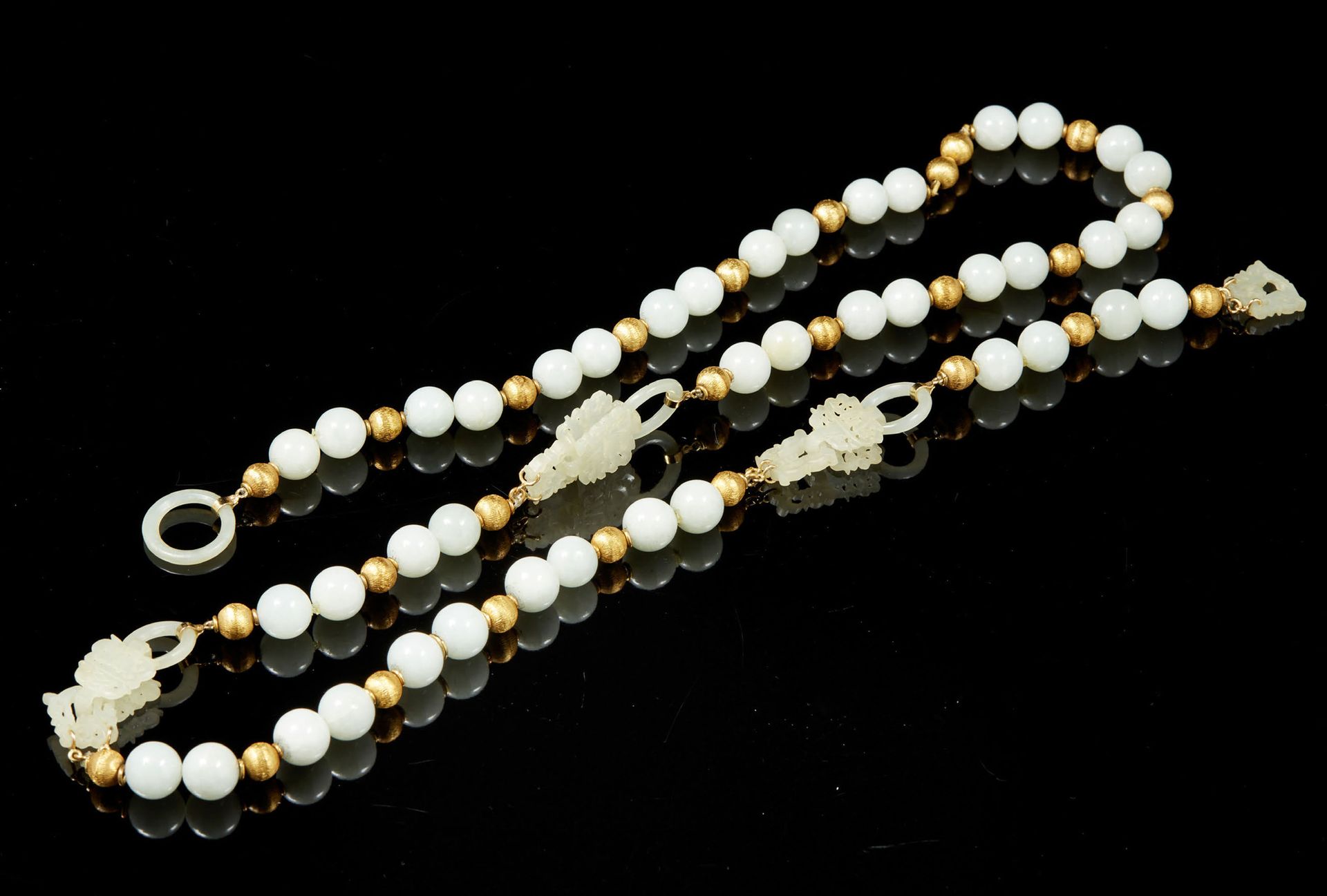 CHINE , fin XIXe siècle Grand sautoir composé de 42 perles de jadéite alternant &hellip;