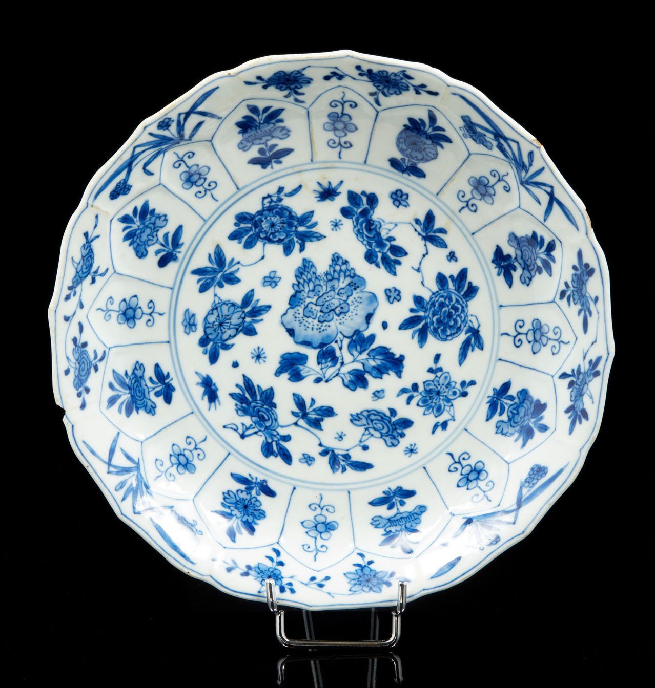 CHINE, XIXe siècle Piatto polilobato in porcellana bianco-blu, la base decorata &hellip;