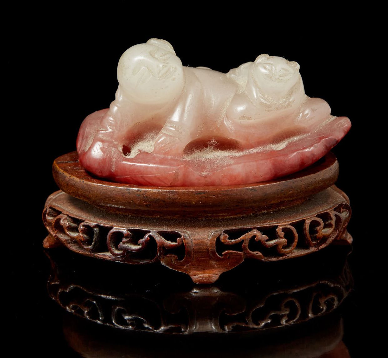 CHINE, fin de l'époque QING Small subject in red jade representing a child lying&hellip;