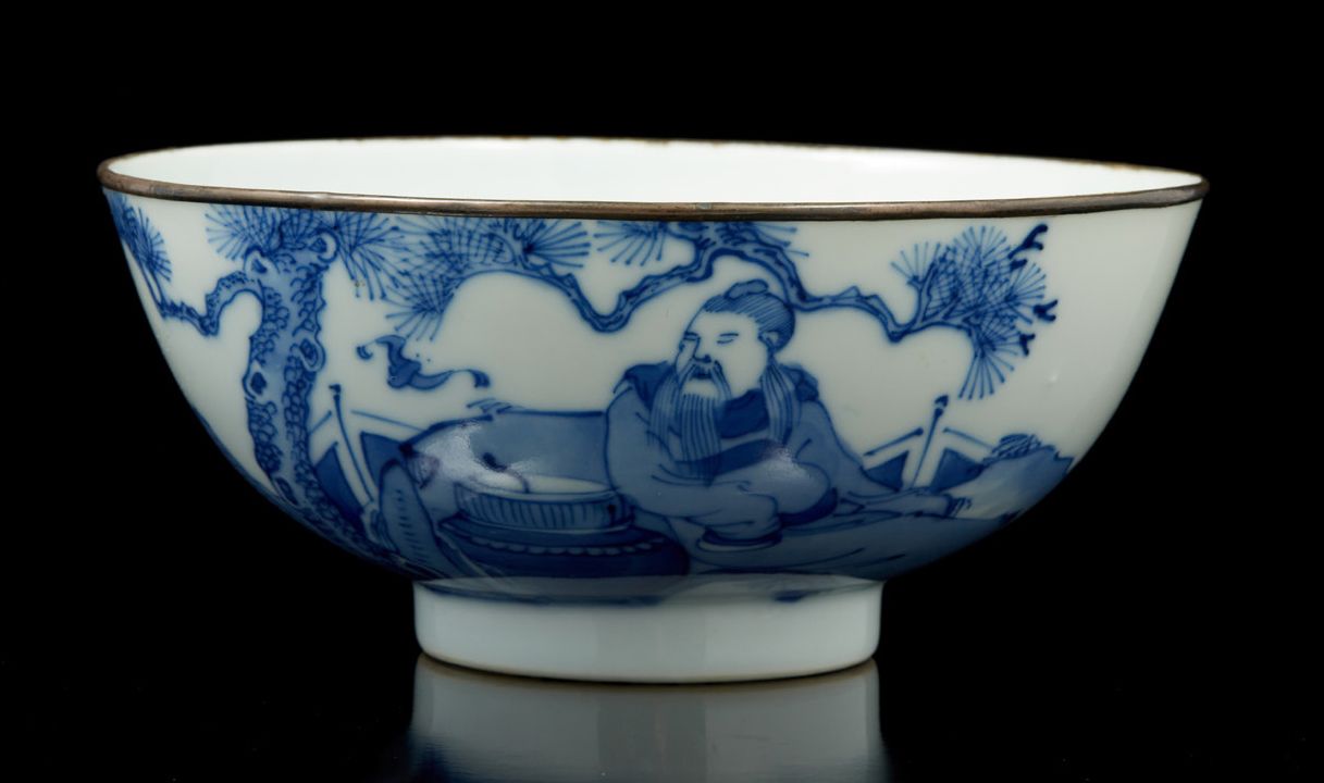 VIETNAM, XIXe siècle Blau-weiße Porzellanschale mit Metallring und Dekor eines a&hellip;