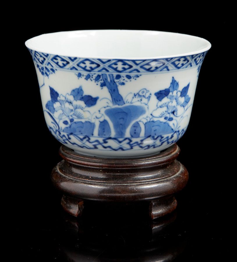 CHINE pour le VIETNAM, XIXe siècle 一个被称为 "Hue "的青花小瓷碗，装饰有鸟类、牡丹、岩石和书法，碗口和碗跟处有几何图案&hellip;
