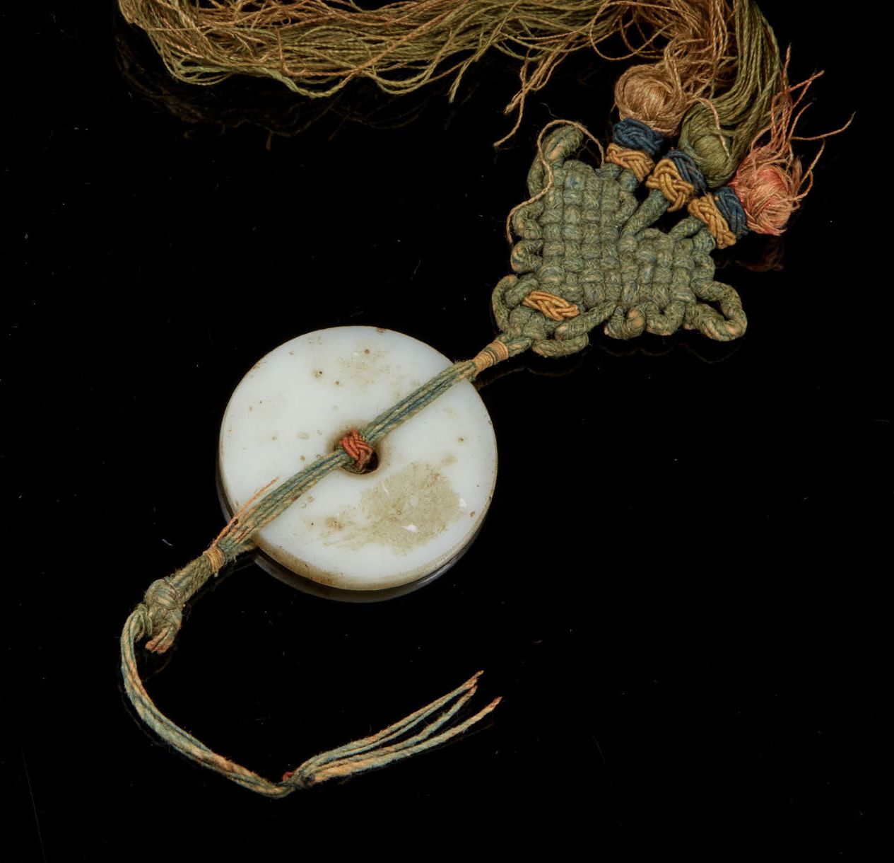 CHINE, début XXe siècle Piccolo pendente in giada bianca a forma di disco bi.
Di&hellip;