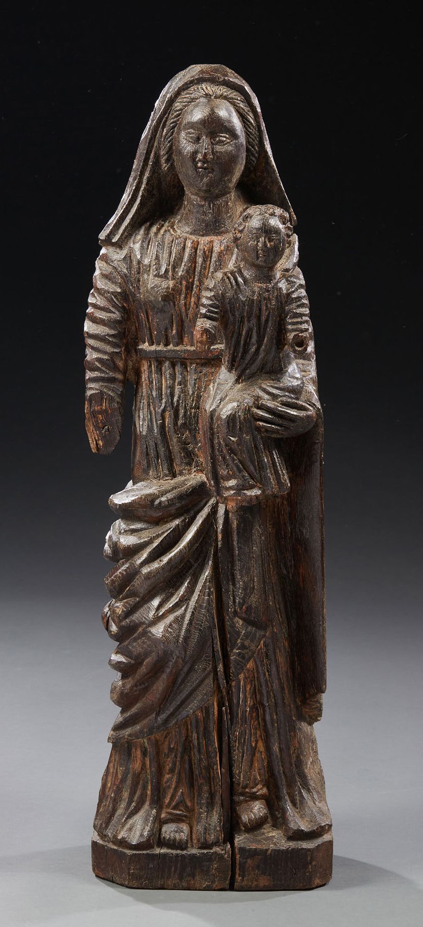 橡木雕刻的圣母和儿童雕像。 18世纪时期高：102厘米(有裂缝和丢失的  image