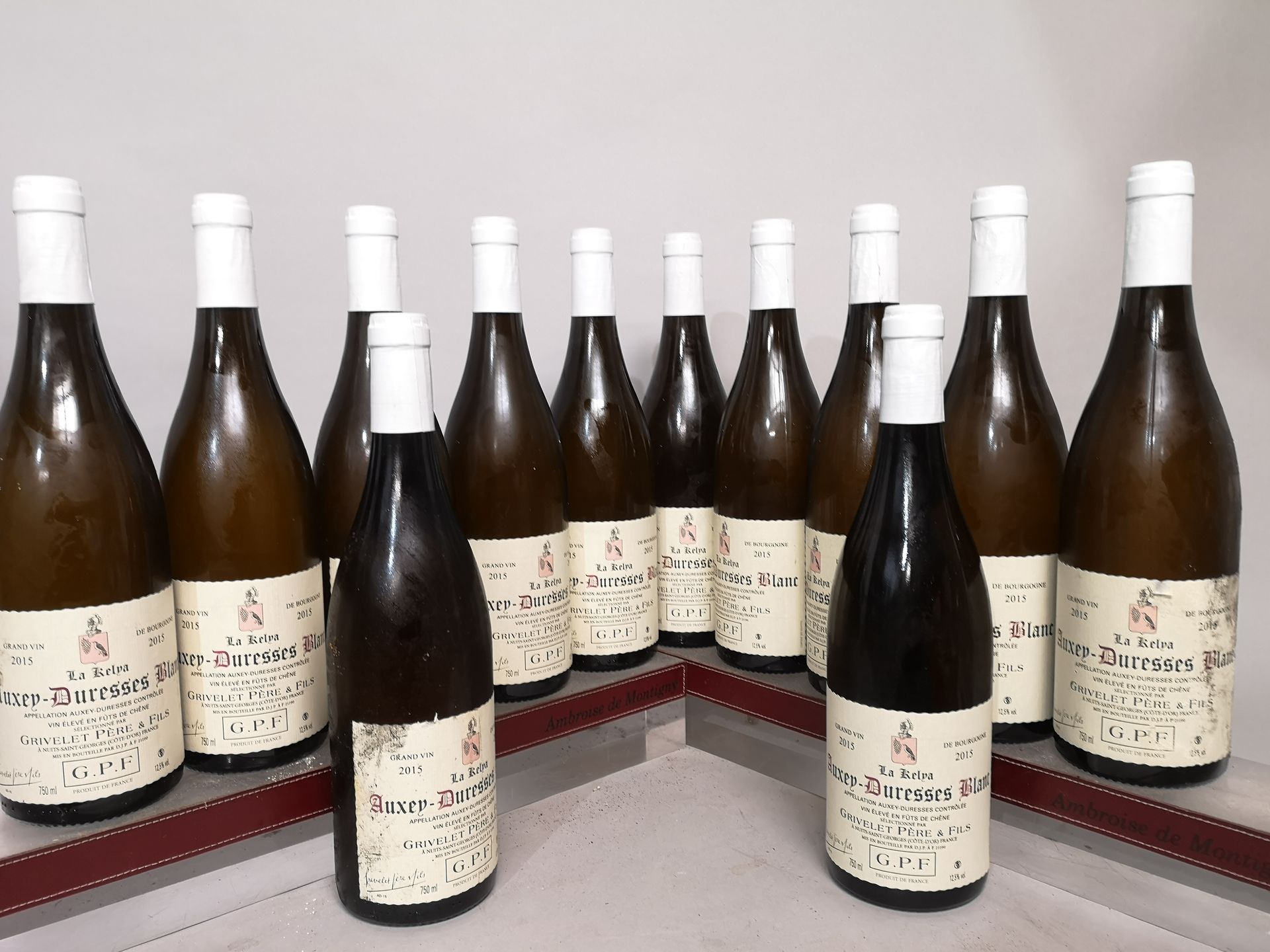 Null 12瓶AUXEY DURESSES白葡萄酒 "La Kelya" - GRIVELET Père & Fils 2015 

3个标签略有污渍和损坏。