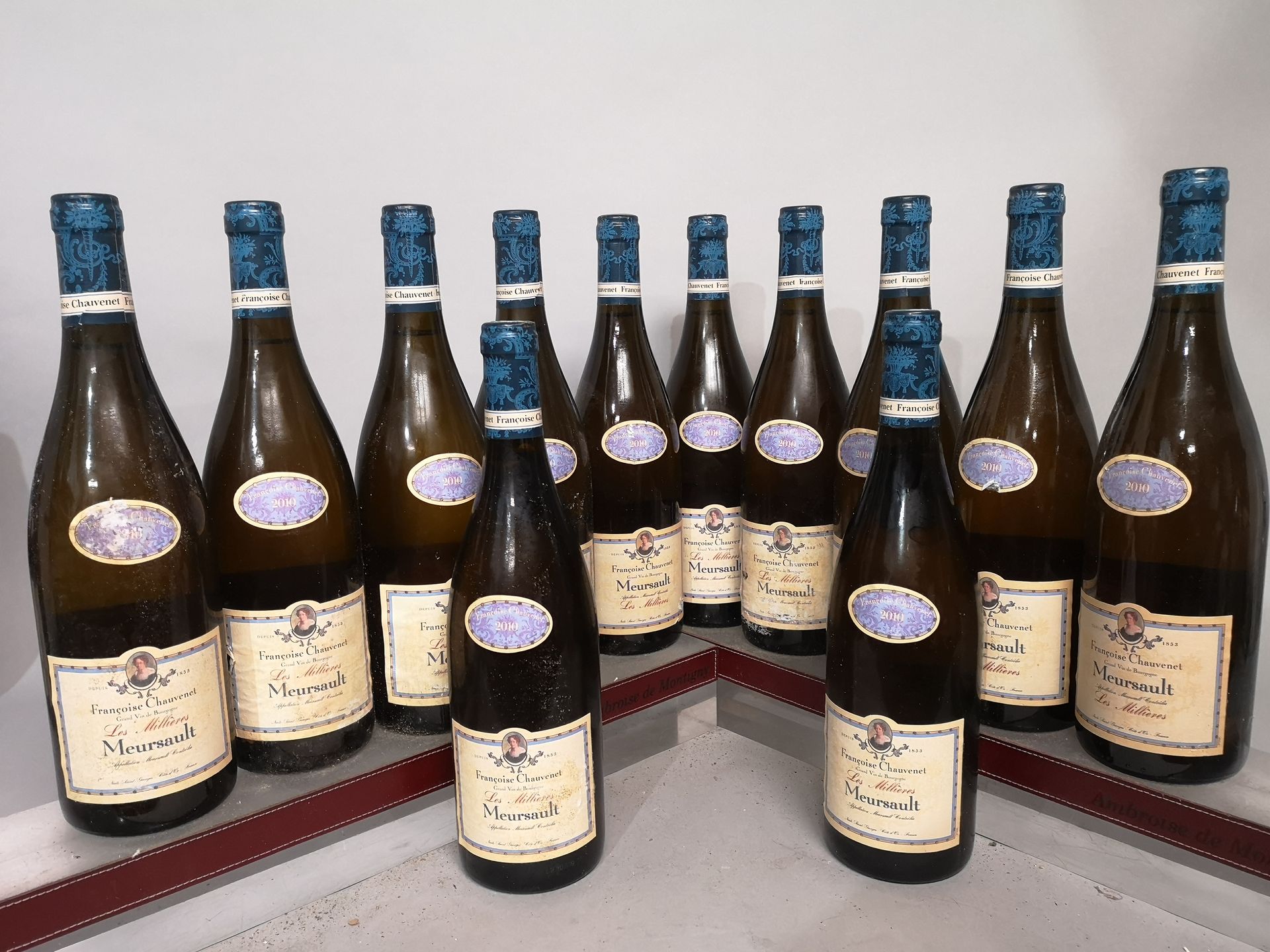 Null 12瓶MEURSAULT "Les MIllières" - Françoise CHAUVENET 2010 

7个有污点和轻微损坏的标签。
