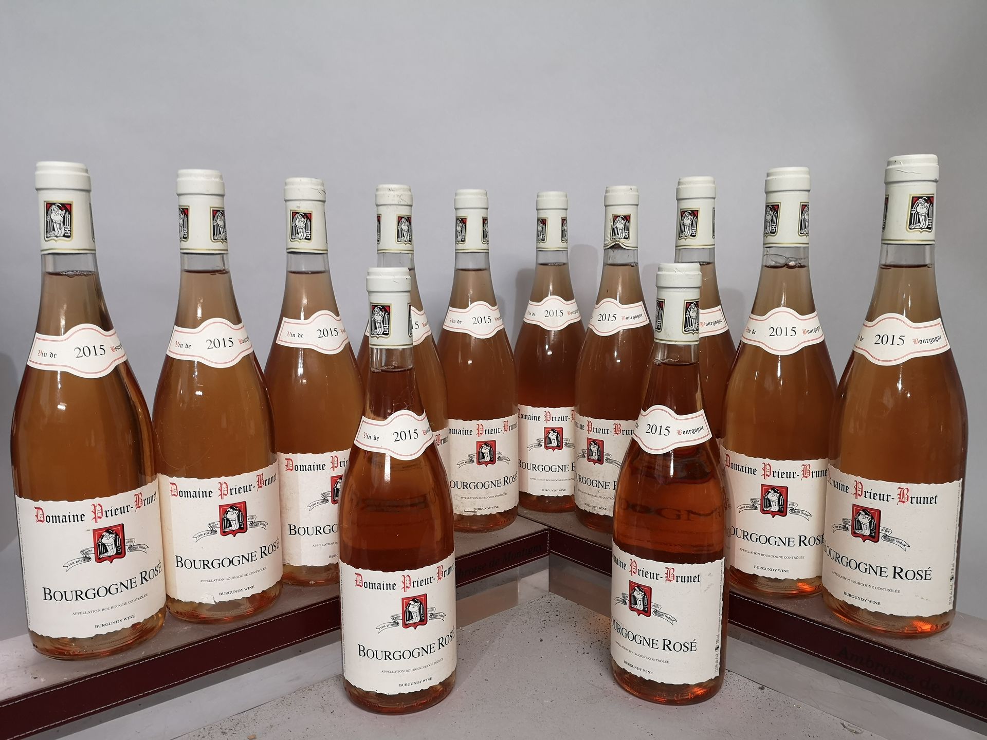 Null 12瓶 布尔戈尼玫瑰 - 普里耶尔-布鲁内酒庄 2015年 

3个有轻微污渍的标签。