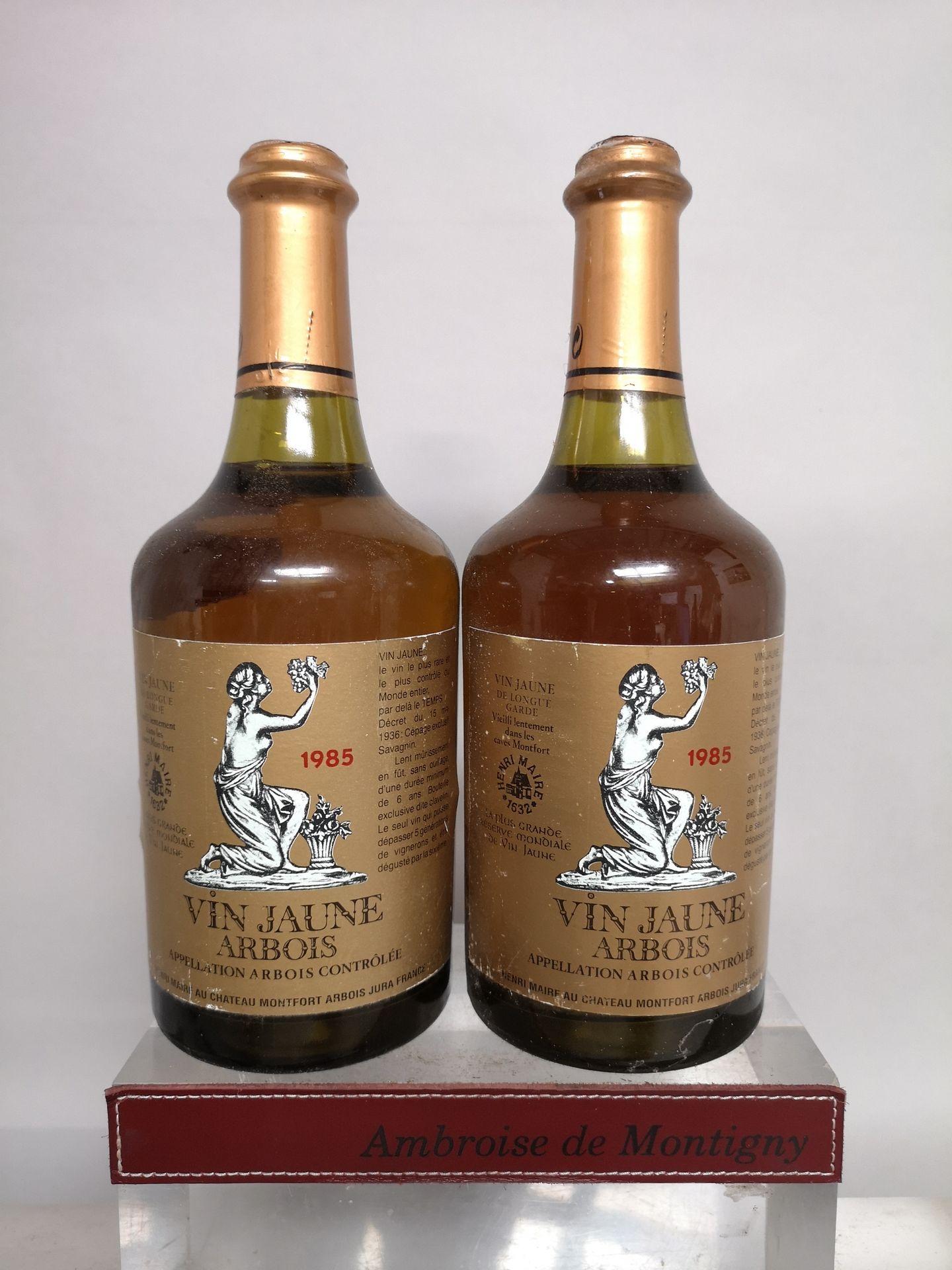 Null 2瓶VIN JAUNE D'ARBOIS - Henri Maire 1985 

标签有轻微的污渍和损坏。1个胶囊顶部轻微损坏。