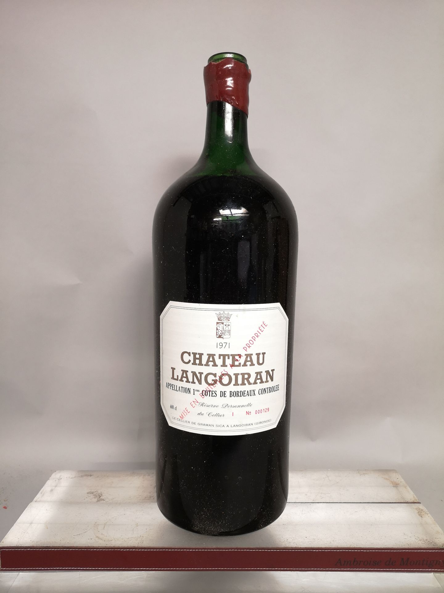 Null 1御用酒庄LANGOIRAN - 1ere Côtes de Bordeaux 1971 在木箱中。 

肩部中间位置。损坏的蜡和滴落的痕迹。
