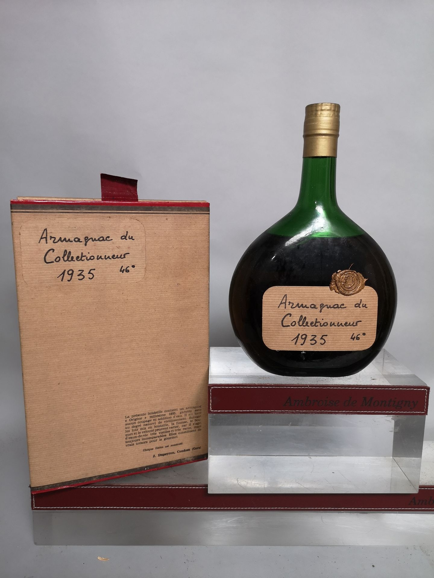 Null 1瓶70cl ARMAGNAC du Collectionneur - J. DUPEYRON 1935 

在肩部的水平。