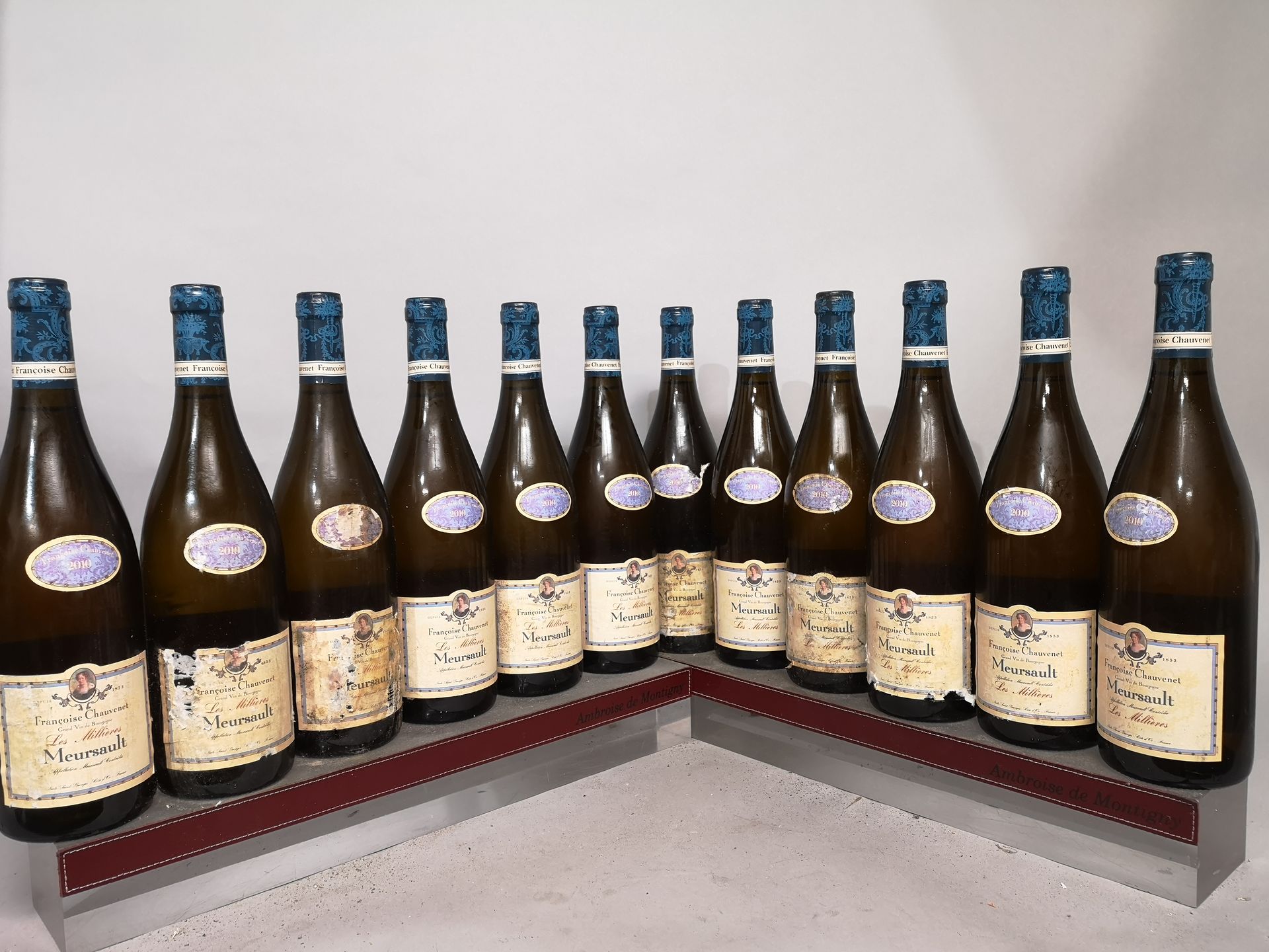 Null 12 bottles MEURSAULT "Les MIllières" - Françoise CHAUVENET 2010 

7 stained&hellip;