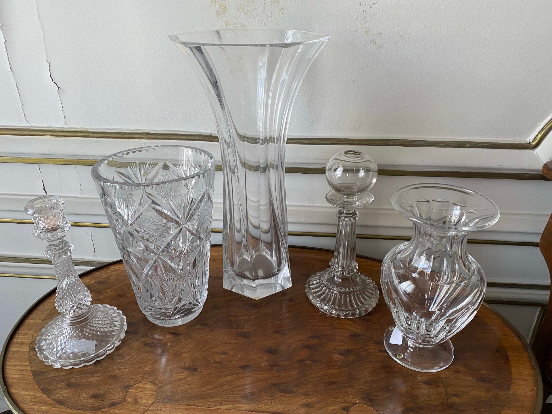 Null Kristallset bestehend aus drei Vasen, einem Kerzenhalter und einer Öllampe.&hellip;