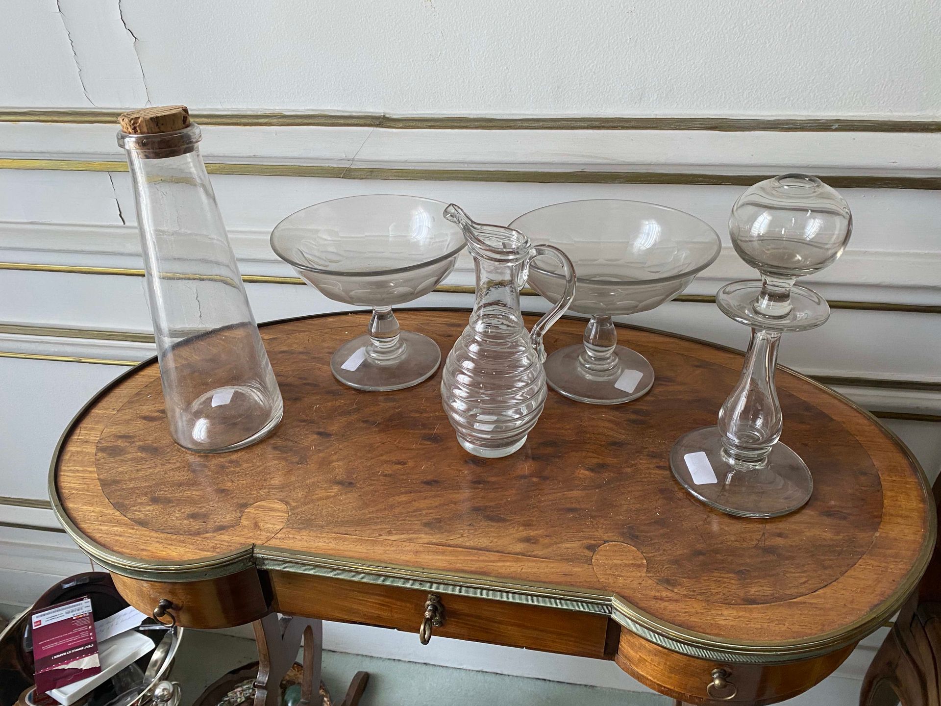 Null 玻璃套装包括两个展示架，一个瓶子，一个苹果酒壶和一个油灯。

H.30厘米（用于最大的）。
