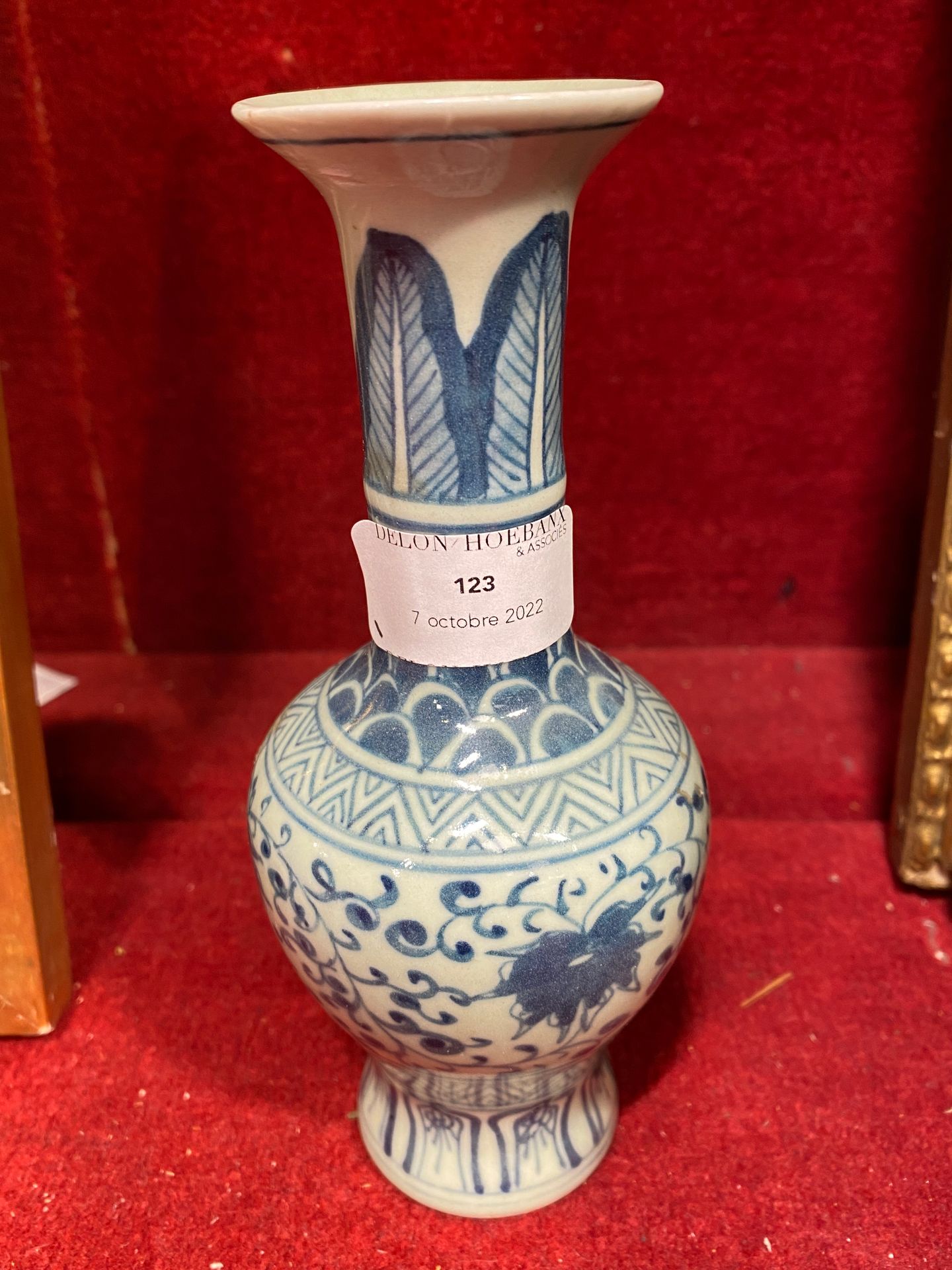 Null 中国的明代风格

瓷器小柱形花瓶，有蓝色莲花装饰。

现代时期

H.17厘米