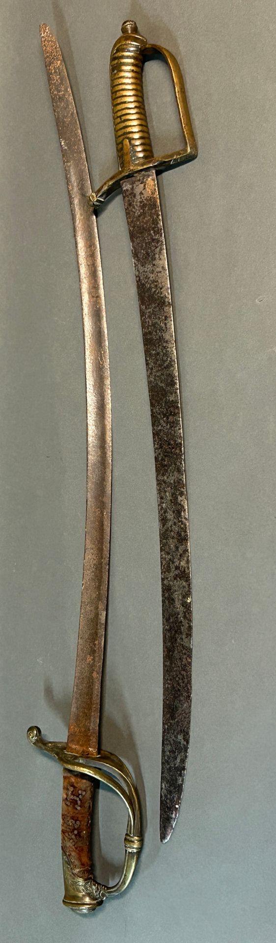 Null 两把剑的交锋。

包括:

-一把1845年款的步兵军官军刀。

状况不佳，没有刀鞘。

总长度：80厘米

法国，19世纪下半叶。

-一个革命性的&hellip;
