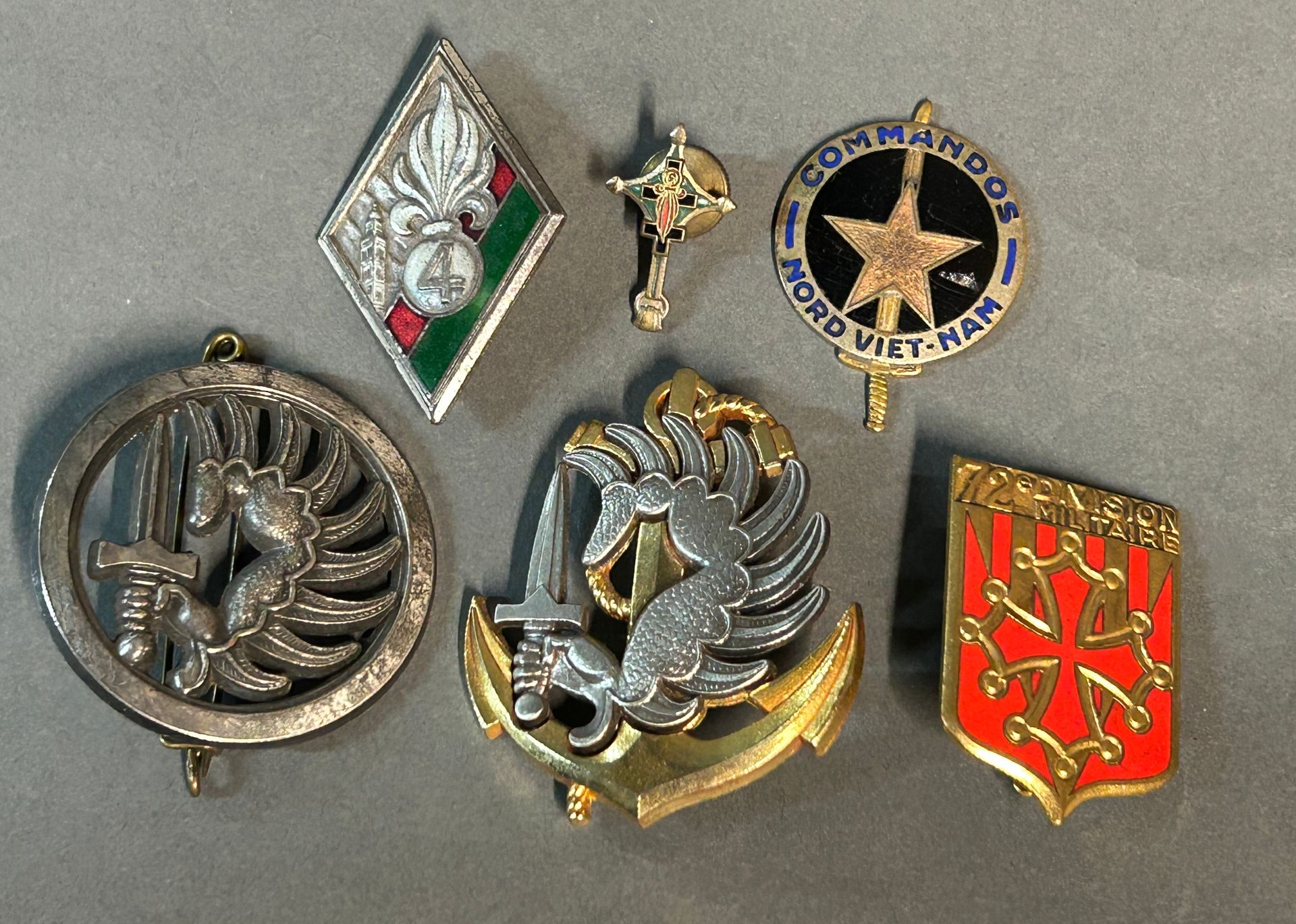 Null Ensemble comprenant :

-	Un insigne de la Légion Étrangère, troisième compa&hellip;