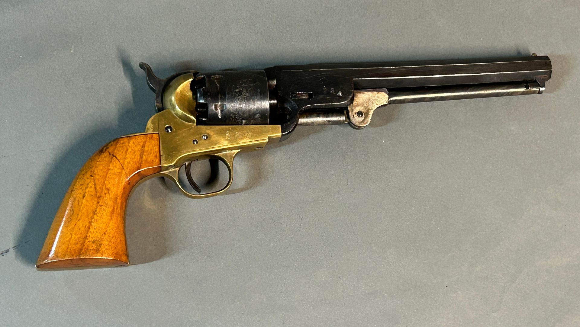 Null Revolver type Colt Navy 1851.

Six coups calibre 36 à poudre noire. 

En ac&hellip;