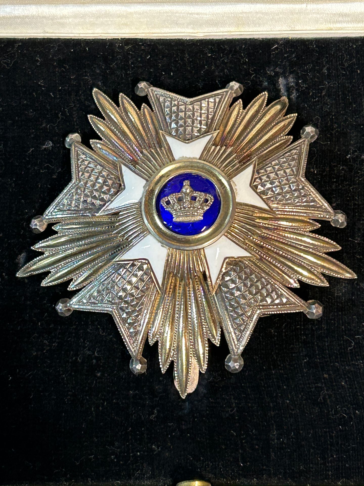 Null 
王冠勋章（比利时王国）。




于1897年10月15日成立。




大军官牌，银色、鎏金和珐琅，背面有摇摆扣和两个钩子，有布鲁塞尔的制造商He&hellip;
