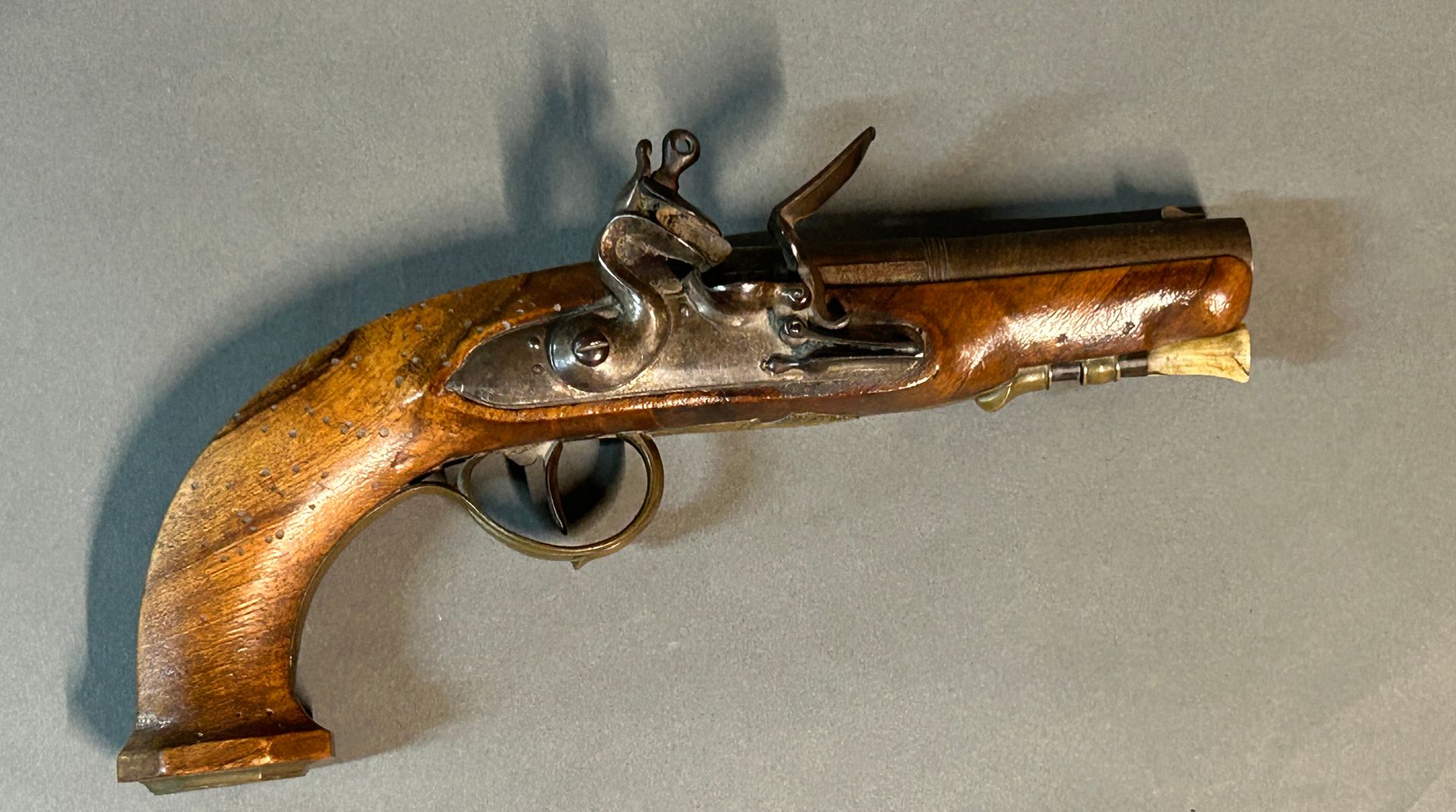 Null 约1785年的小型燧发枪。

燧发枪锁上有线条装饰，锤子在天鹅颈的圆形驼峰上。

大马士革枪管，双套筒，圆形。

胡桃木枪身（木质），所有铜质配件都有&hellip;