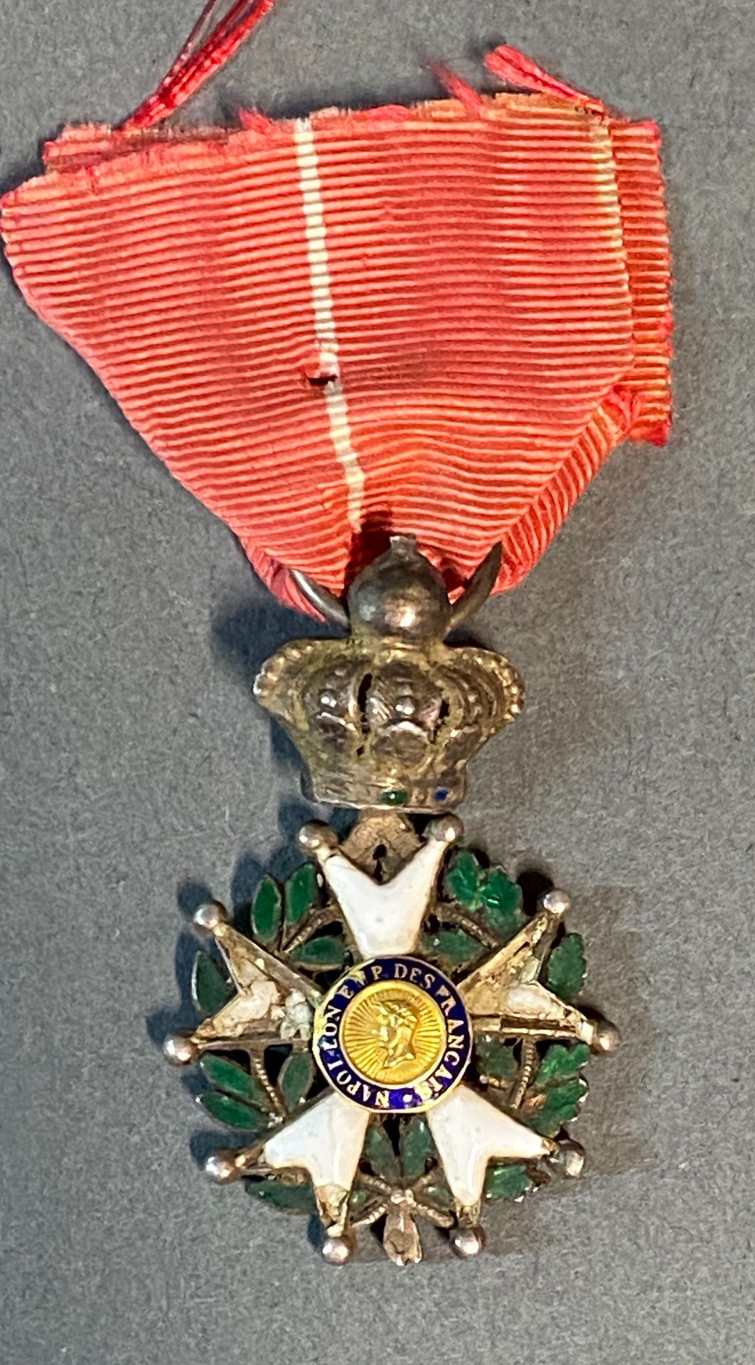 Null 
1802年设立的荣誉军团




骑士级别的半尺寸银质奖章。 




第四种类型。




事故。

毛重 : 3,3 g