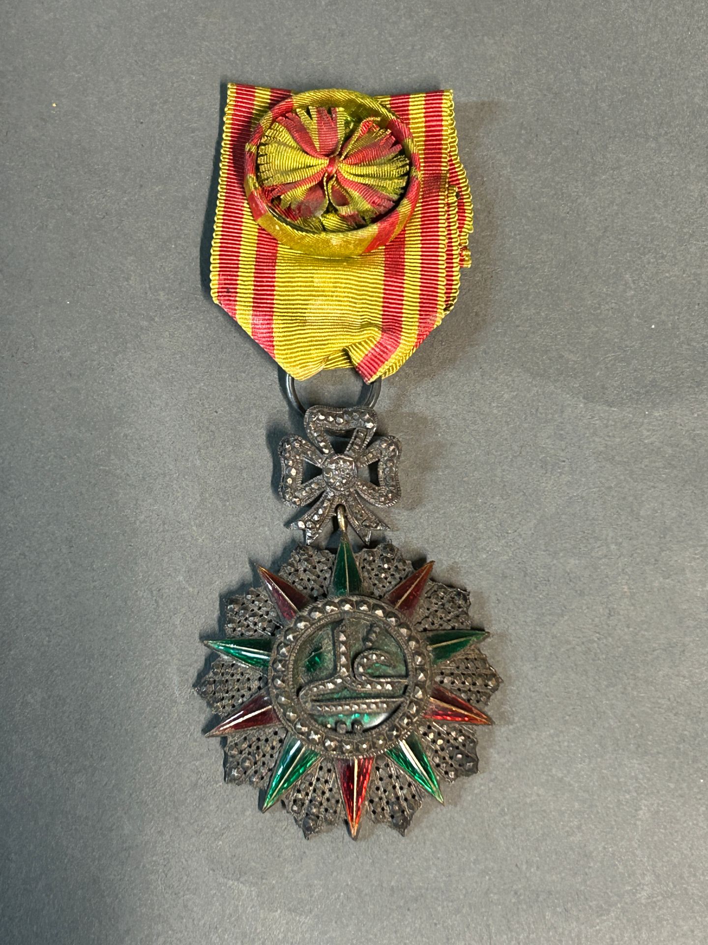 Null Tunisia, order of Nichan Iftikhar.

Officer's star in silver

Diameter : 4.&hellip;