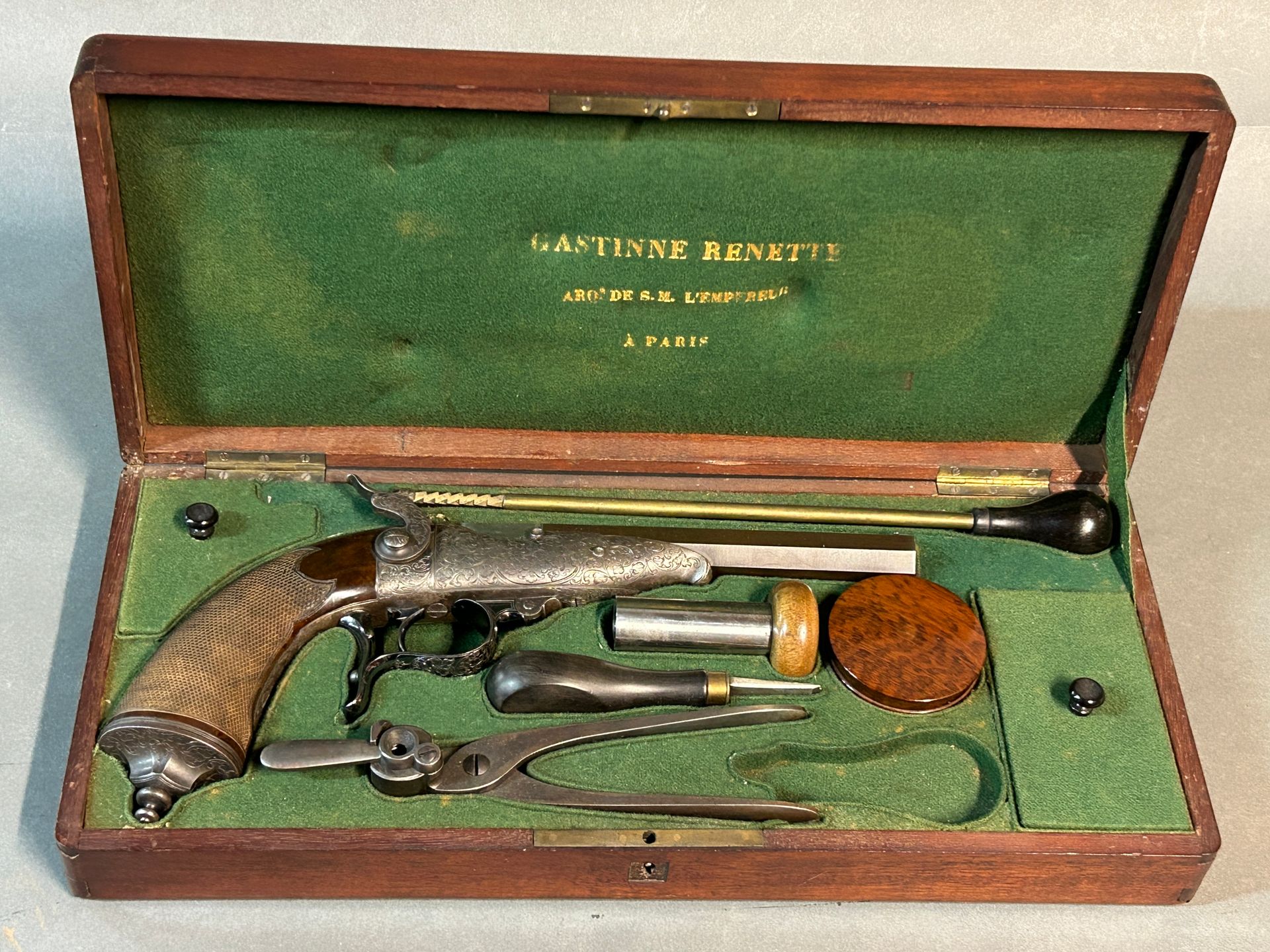 Null 皇帝（拿破仑三世）的枪手加斯廷纳和雷内特的卡带式手枪，带有落块。

带有桥式开口的落块系统。

八角形膛线枪管，古铜色，标有 "INV = Gasti&hellip;