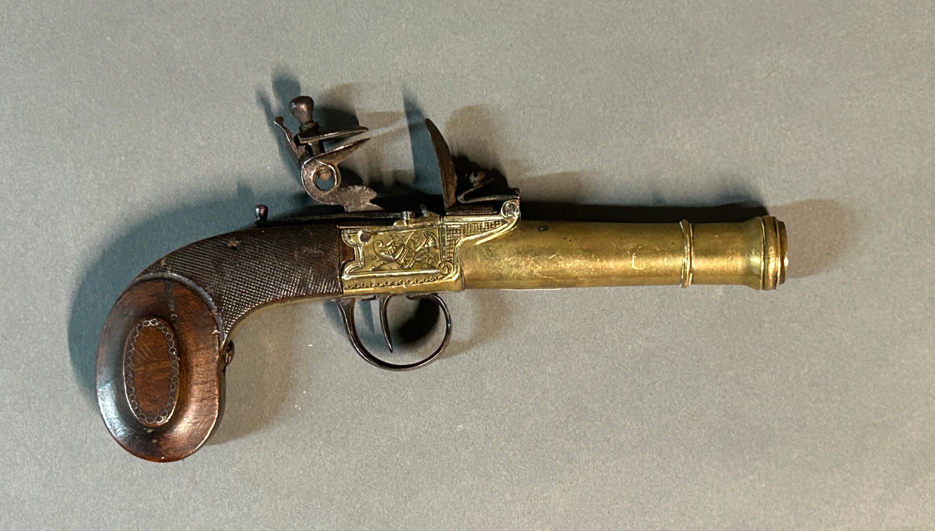 Null Small flintlock marine pistol.

Flat-bodied hammer, chased bronze case with&hellip;