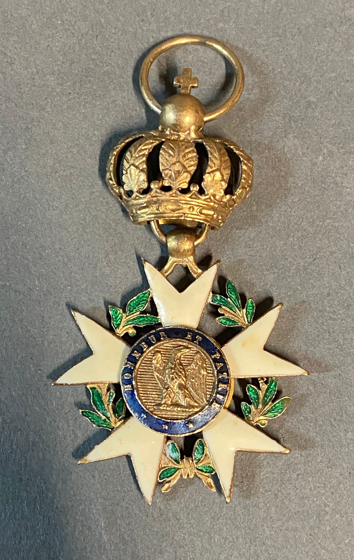 Null 1802年设立的荣誉军团

鎏金铜质的军官十字架。

第三种类型。

直径：3.50厘米（不含表冠）。