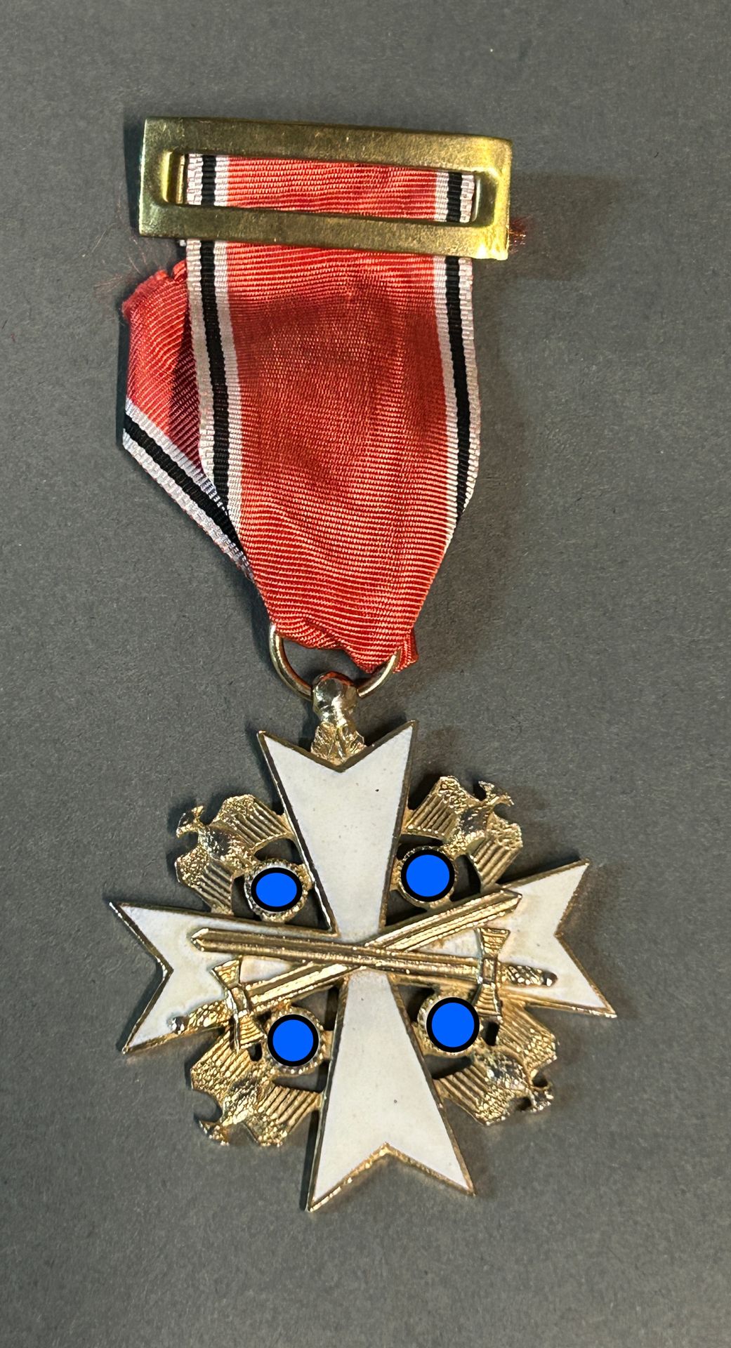 Null Médaille à l’aigle en métal doré. Reich, Allemagne.

Diamètre : 4.50 cm.