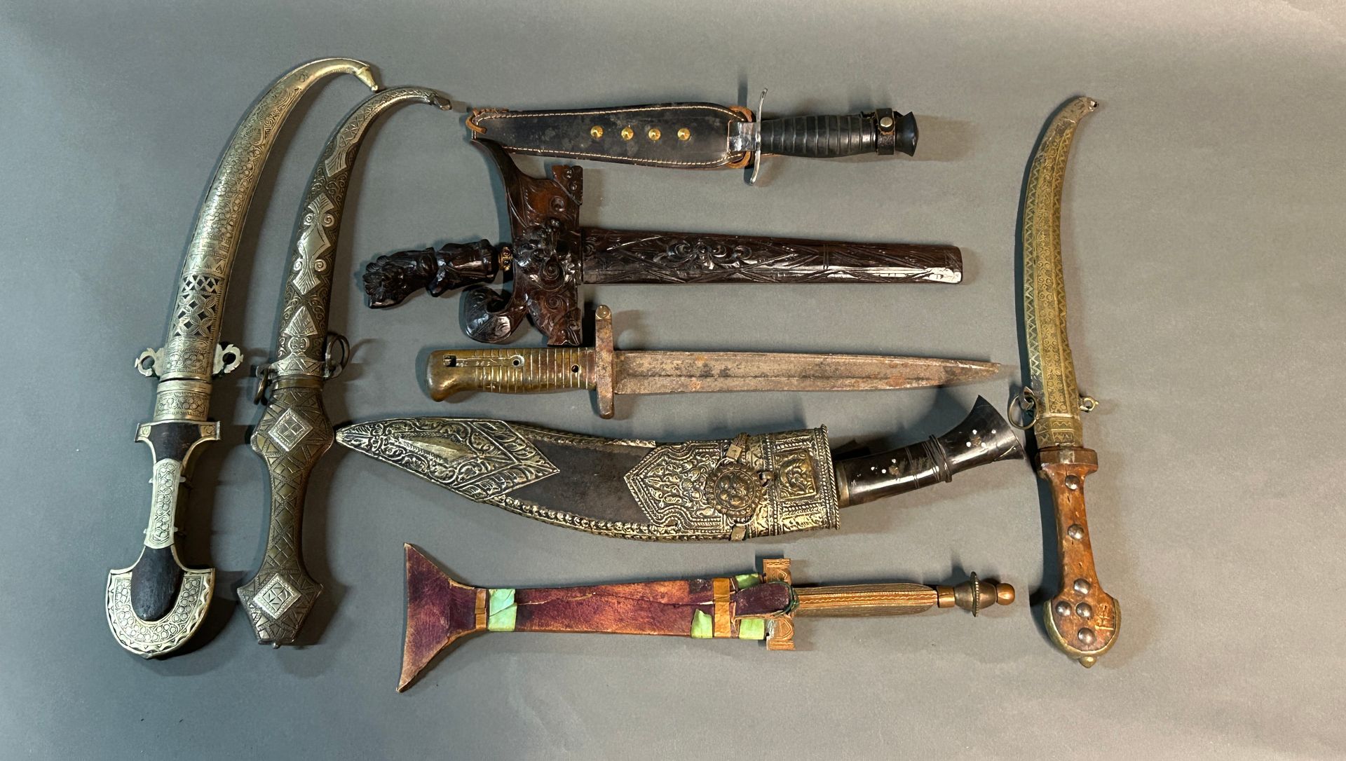 Null 一批9件现代作品。

包括:

- 三把摩洛哥匕首被称为Koumya。

- 一把强壮的刀，带沟槽的刀身和南美制造的鸟头柄。

- 一把1866年型号&hellip;