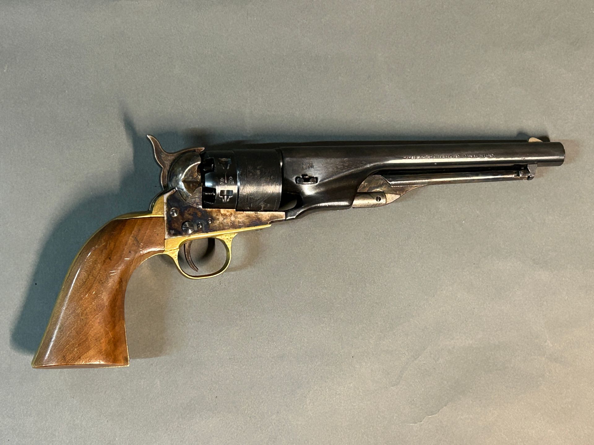 Null Colt Army 1860型左轮手枪。

44口径黑火药的六发子弹。

以古铜色的钢和黄铜为材料。

圆筒上有漂亮的雕刻，有外壳的框架。

良好的机&hellip;