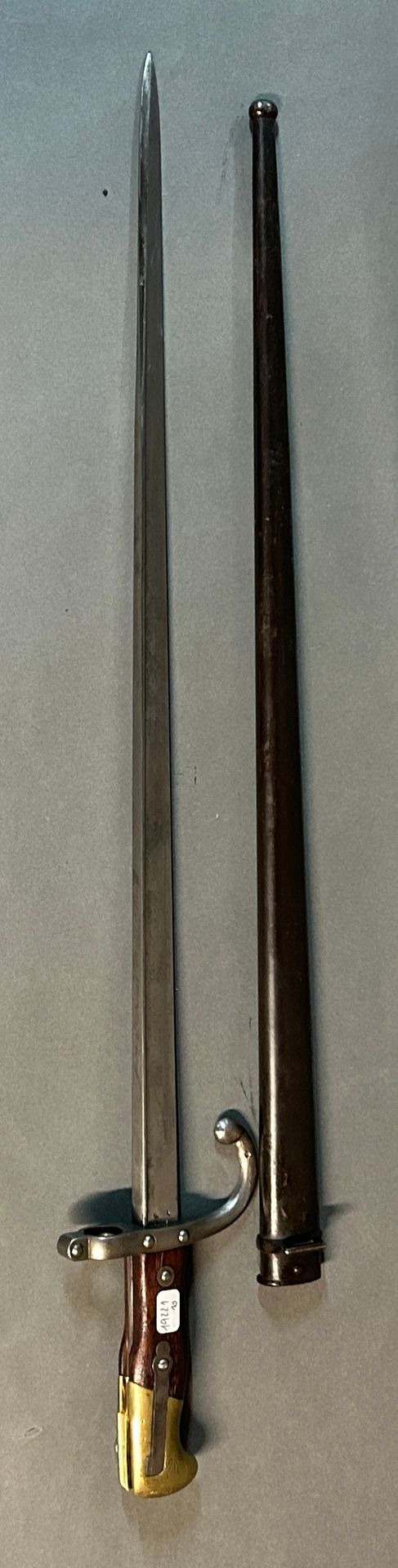 Null 1874年的刺刀型号叫格拉斯。

黄铜鞍座，两块铆接的木板，弧形奎隆护板。

来自圣艾蒂安工厂的T形直刀，日期为1878年。

古铜色钢制的相同编号的&hellip;