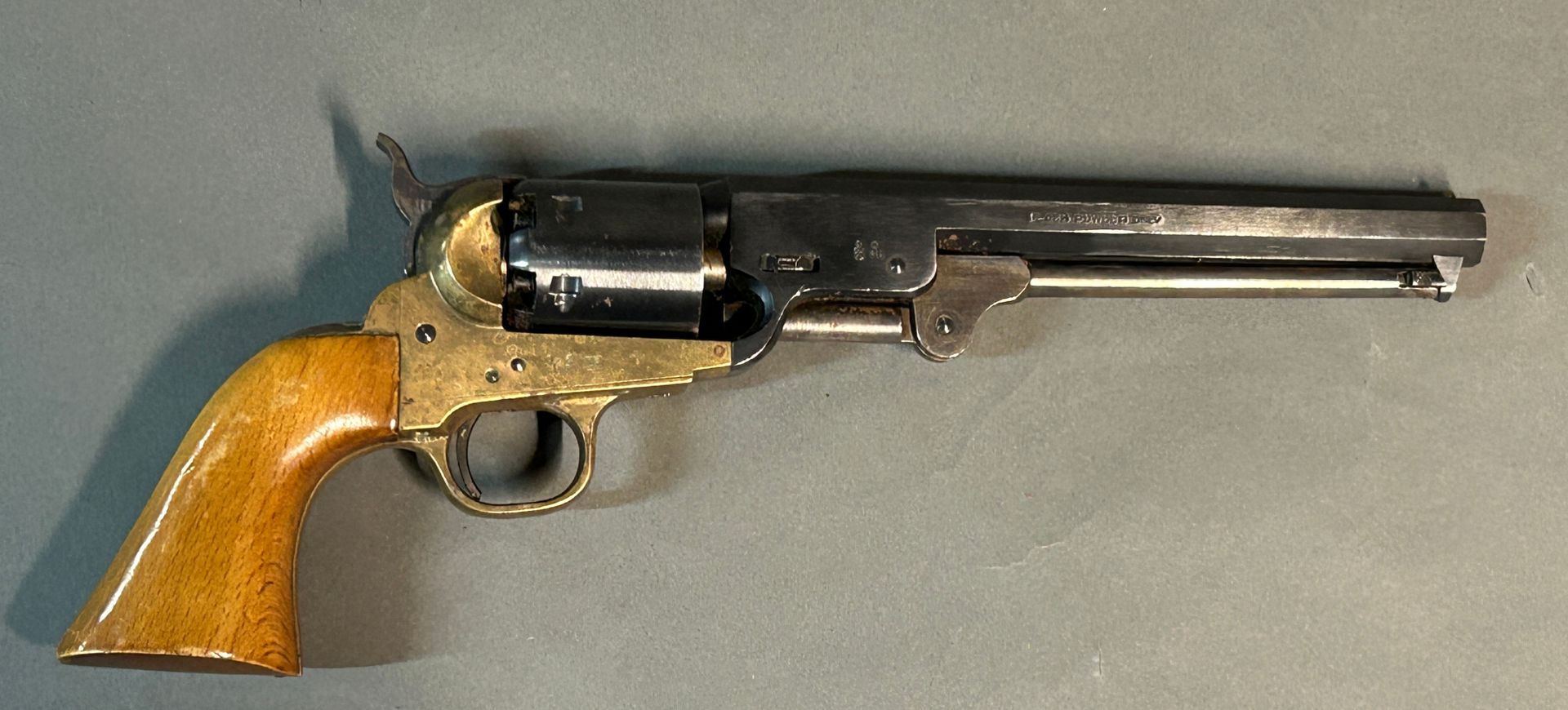Null ***科尔特海军1851型左轮手枪。

用于黑火药射击的现代制造。

六连发口径36。

八角形枪管上标有 "地址 COL SAM'L Colt, N&hellip;