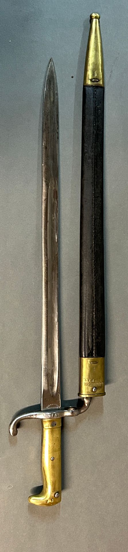 Null 1871年毛瑟步枪的刺刀。

铸造黄铜手柄，团级3.T.P.3.9护手，直喉刀片，日期为74年，由Alex Coppel制作。

皮革刀鞘，有两个黄铜&hellip;