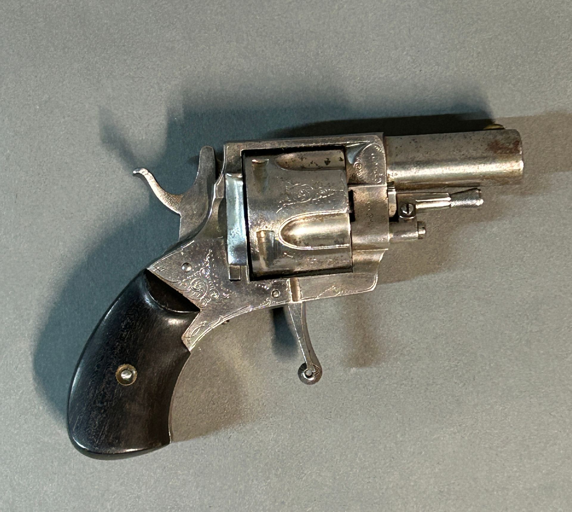 Null Revolver vom Typ Bulldog.

5 Schuss Zentralfeuer.

Wird durch die Tür gelad&hellip;