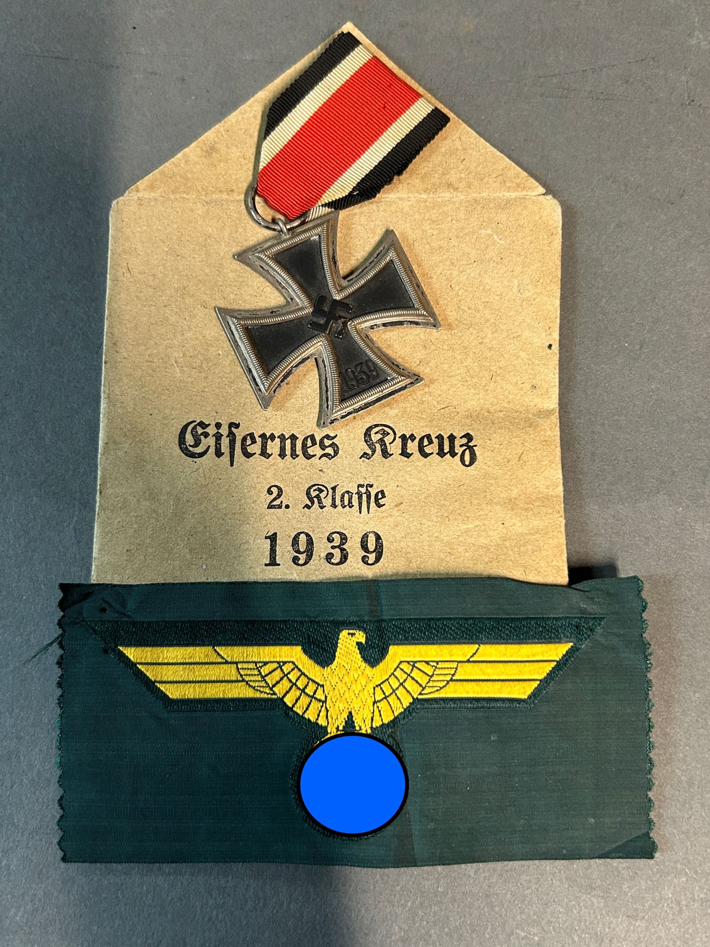 Null 地段包括 :

-一个老鹰贴片。第二次世界大战

-铁质二级十字勋章，并配有绶带。第二次世界大战。在其纸袋中。

尺寸1：11.60厘米。

尺寸：4&hellip;