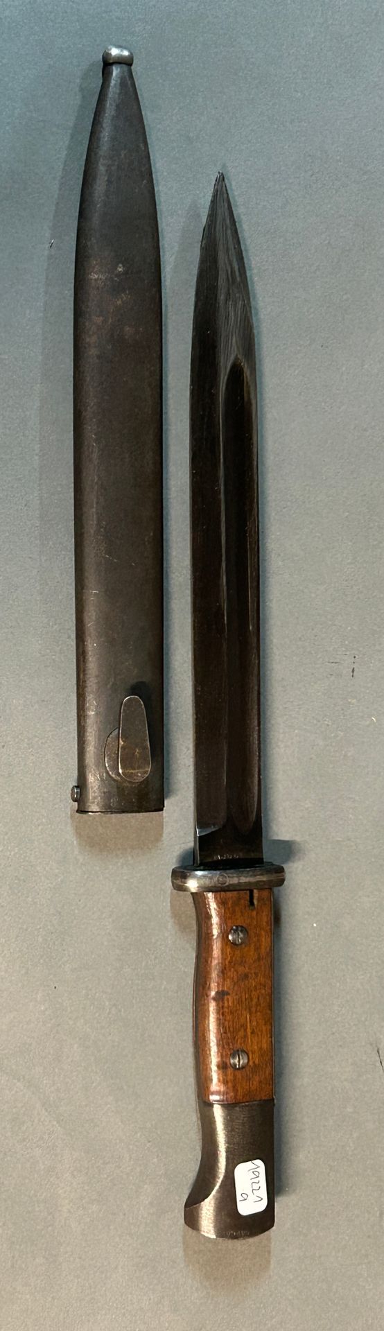 Null 毛瑟98步枪的刺刀。

手柄上有两块铆接的木板，直刀上有青铜喉，刀鞘上有同样编号的青铜铁。

可能是捷克制造。

刀片的长度：25厘米。

总长度：3&hellip;
