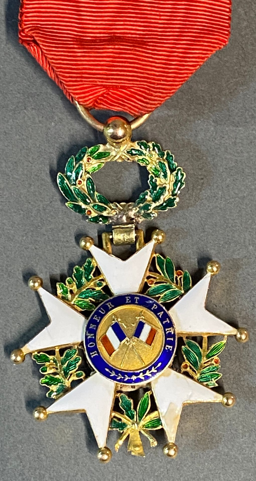 Null 1802年设立的荣誉军团

两个18K黄金的荣誉军团十字勋章和一个银质的减少。第三共和国。

直径1 : 4厘米（无冠）。

直径2：4厘米（无冠）。&hellip;