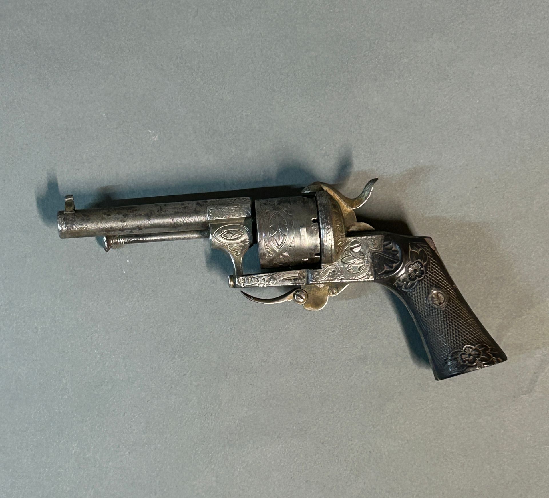 Null Revolver von Lefaucheux.

6 Schuss mit Stiftmunition.

Laden durch die Tür.&hellip;