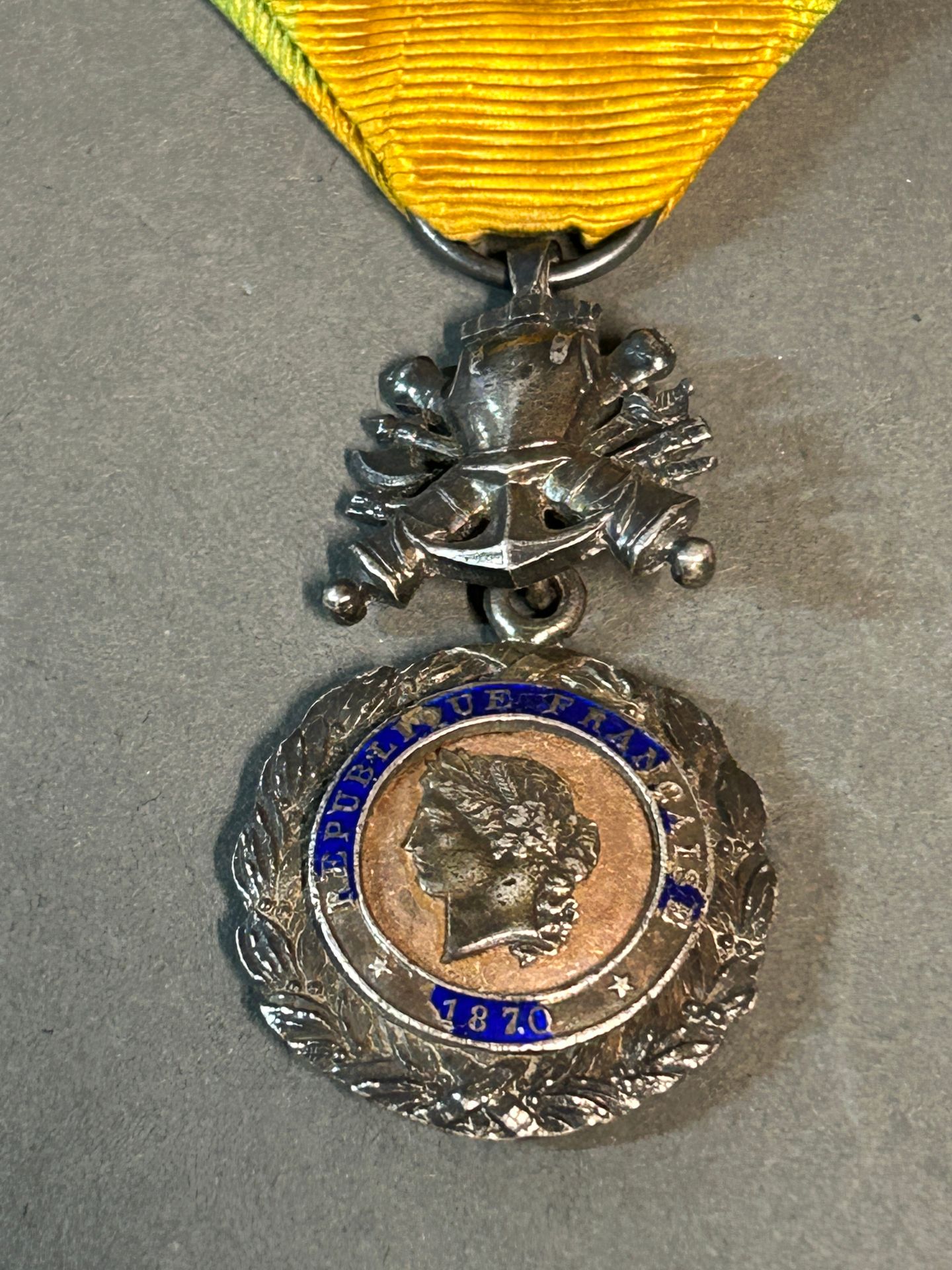 Null 第三共和国的银质战争勋章。

直径（无冠）：2.50厘米。

重量（毛重）：20.16厘米。

(跳到珐琅质)。