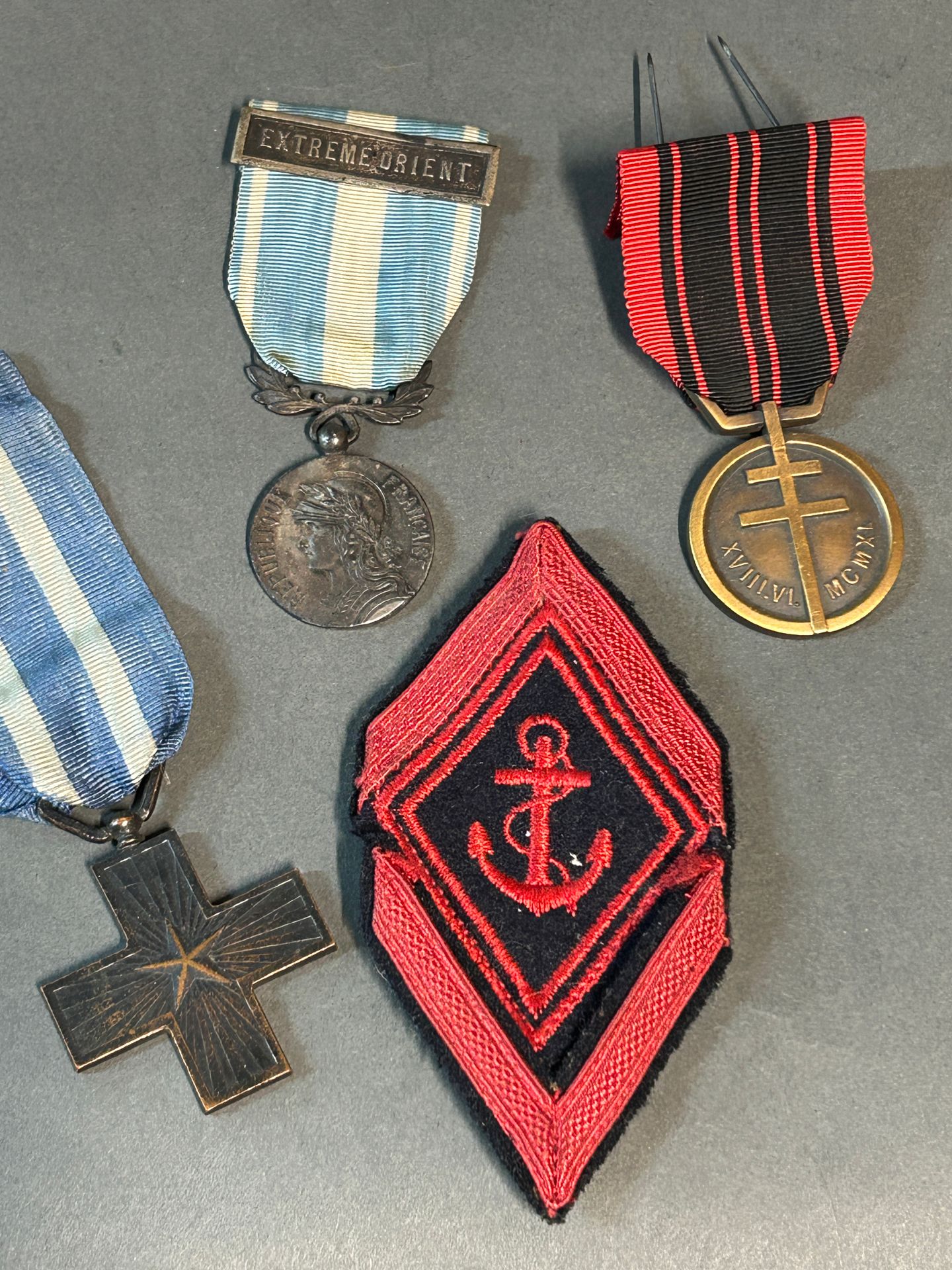 Null Ensemble comprenant : 

-	Deux patches de la marine

-	Une croix du mérite &hellip;