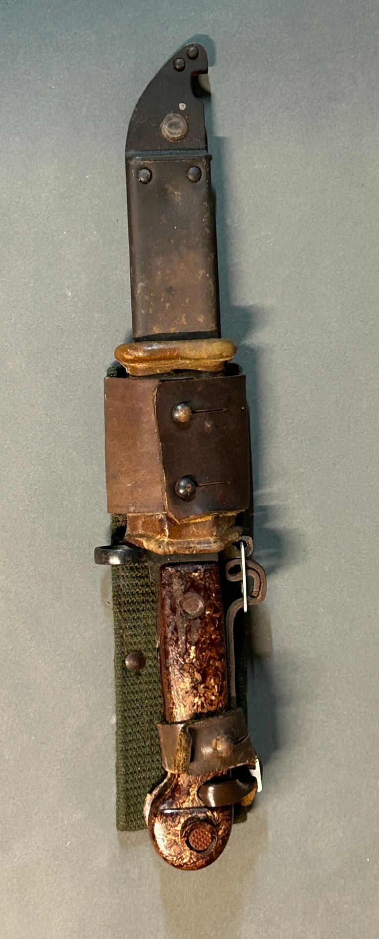 Null AK-47突击步枪的刺刀。

带挂绳的电木框架。

刀片背面有缺口，有一个边缘和镂空，可作为与刀鞘的夹子。

铁制刀鞘，配有皮带环。