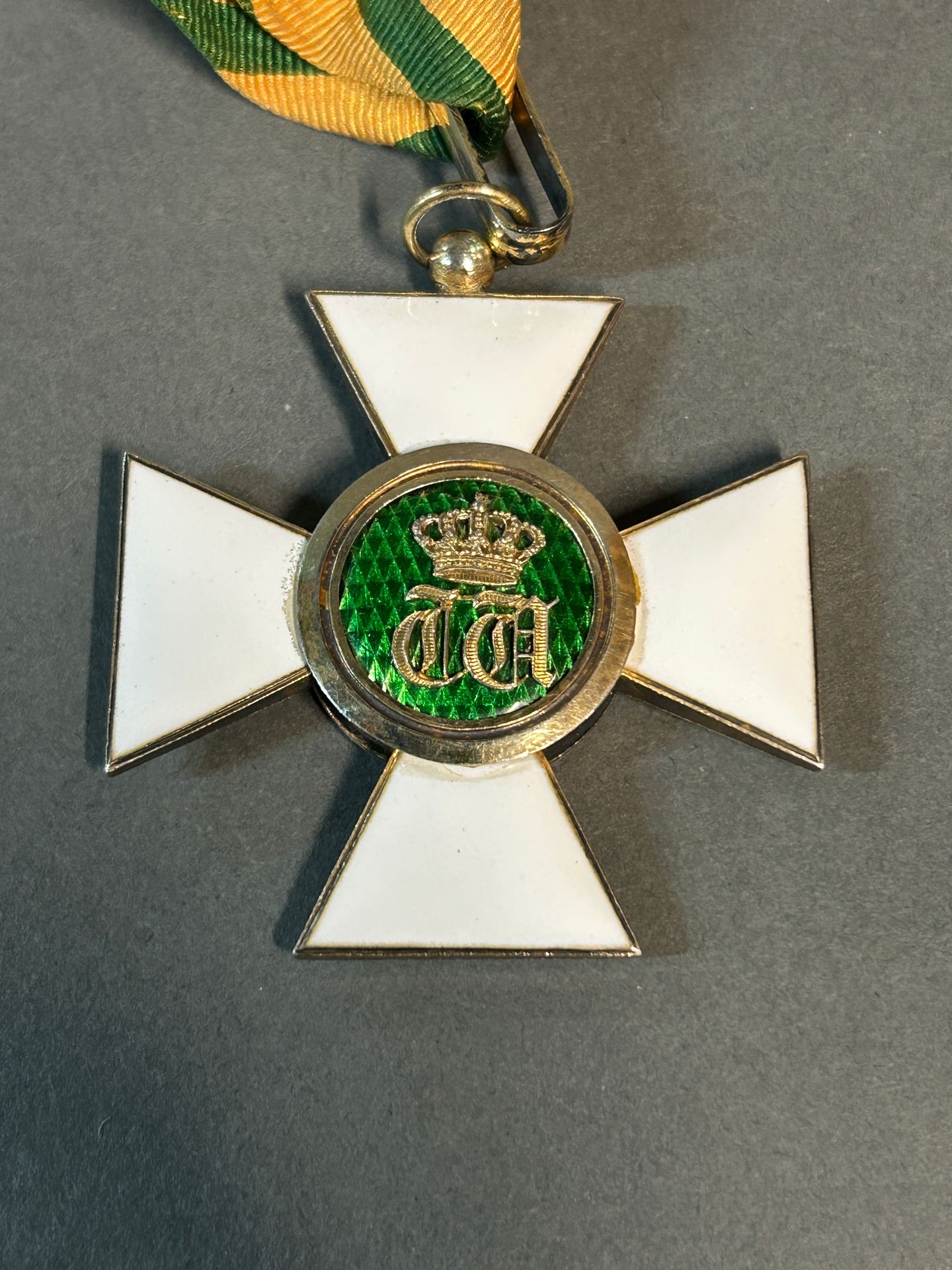 Null 
橡树冠勋章（卢森堡大公国）。 




1841年12月29日成立。




银色、金色和珐琅色的指挥官徽章，及其配套的丝带。保存在原来的箱子里。
&hellip;