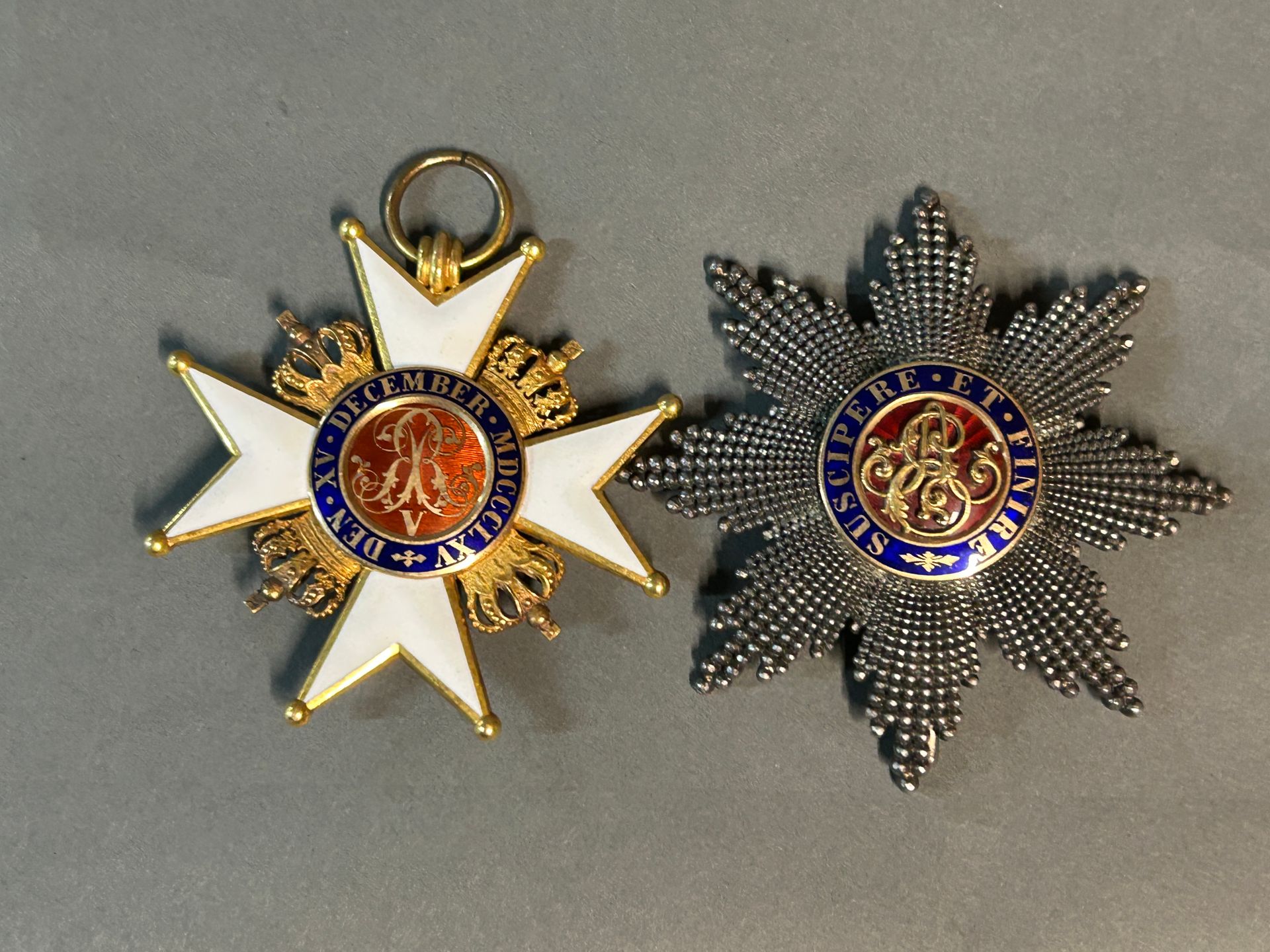 Null 
恩斯特-奥古斯特勋章（汉诺威王国）。




成立于1865年。




一套大十字勋章包括。




马耳他十字架形式的金质徽章，上面有四个分叉的&hellip;