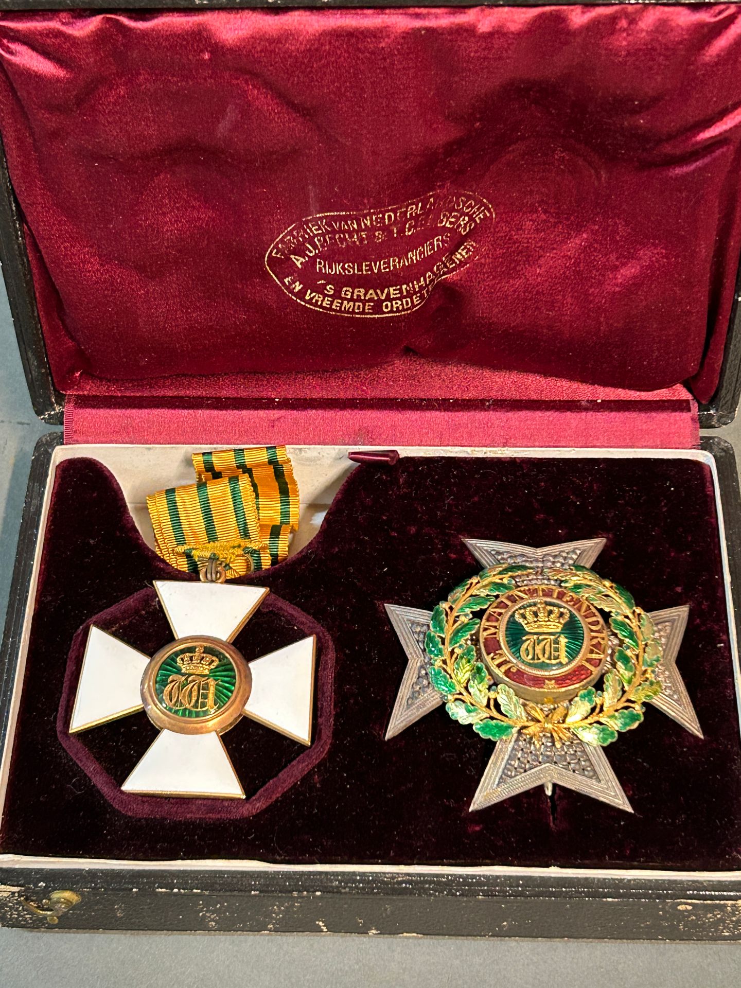 Null 
橡树冠勋章（卢森堡大公国）。 




1841年12月29日成立。




银色、金色和珐琅色的大军官套装，包括其徽章、丝带领带和盘子。通过拨动销&hellip;