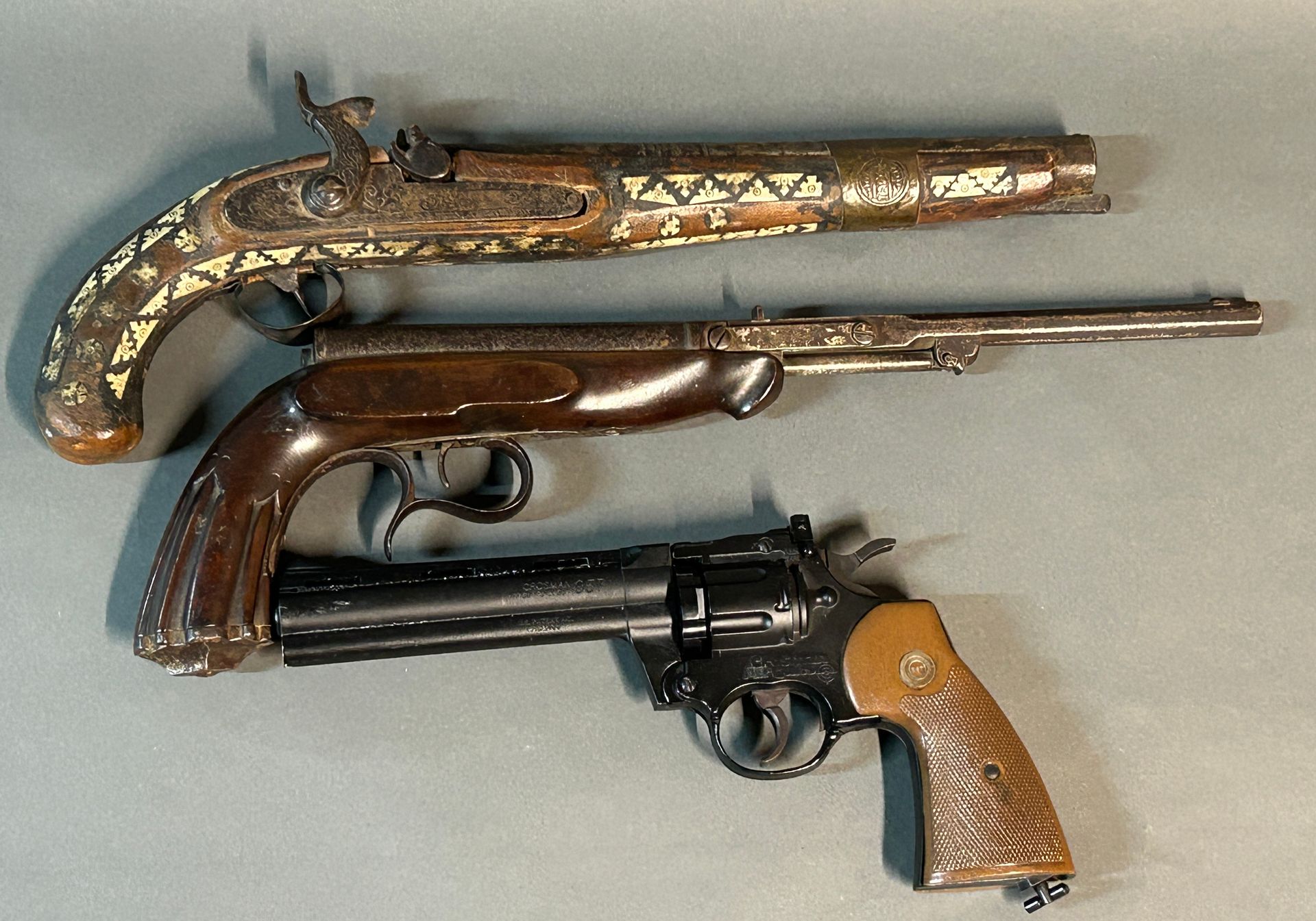 Null 一套两把的手枪。

包括一把Crosman二氧化碳左轮手枪。口径4.5毫米。在一个皮套里。

包括一把约1880年的气手枪。机械损伤和氧化。

并包括&hellip;