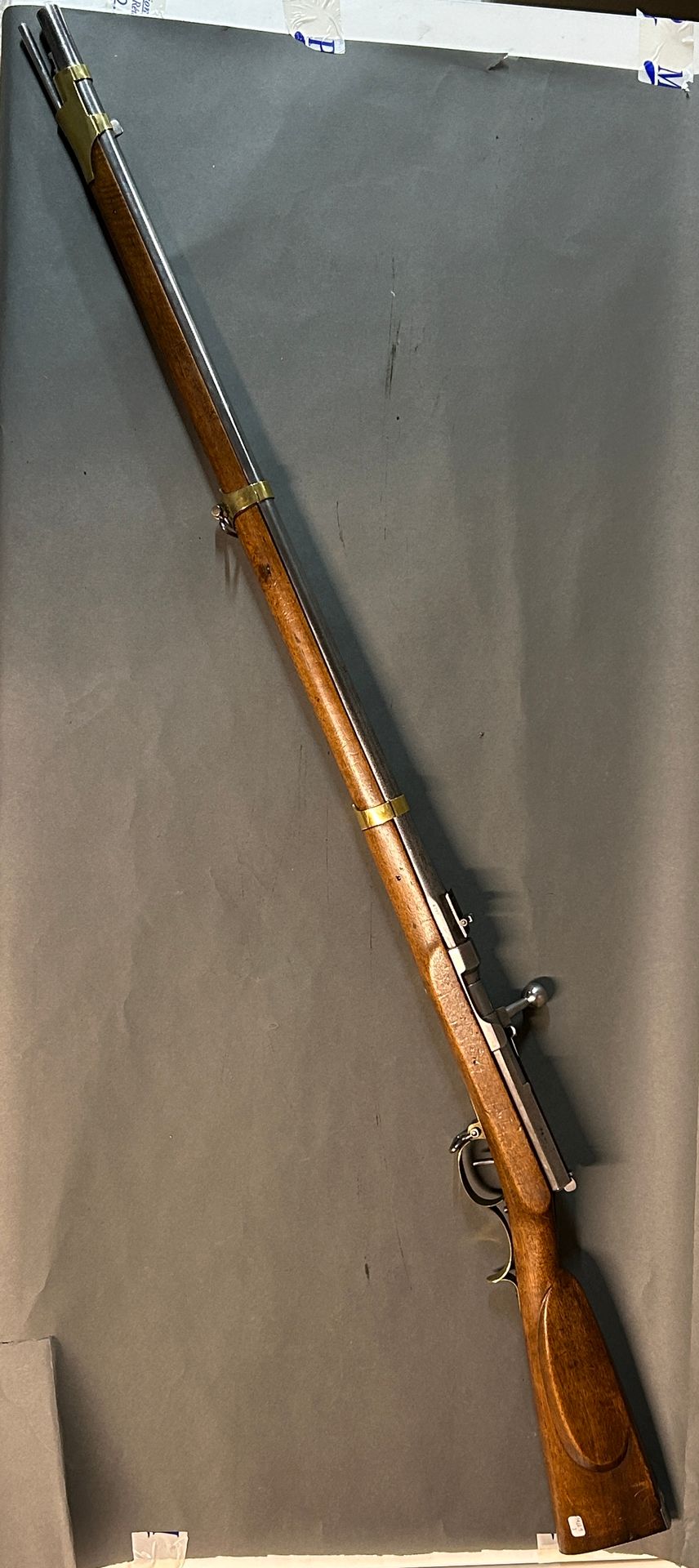 Null 德雷兹步枪。

用于后膛装纸弹的单发子弹。

圆形膛线枪管，折叠式瞄准器。

盒子上有相同的编号，在鹰的下面标有Spandau，另一面是1857年18&hellip;