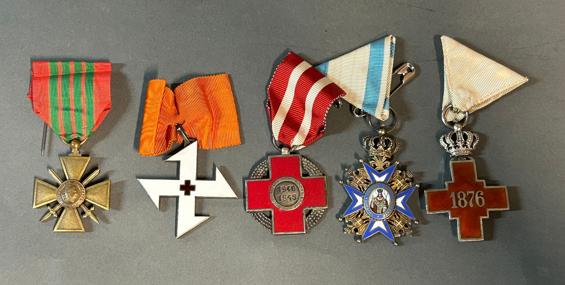 Null Set composto da: un distintivo della Croce Rossa olandese in argento e smal&hellip;