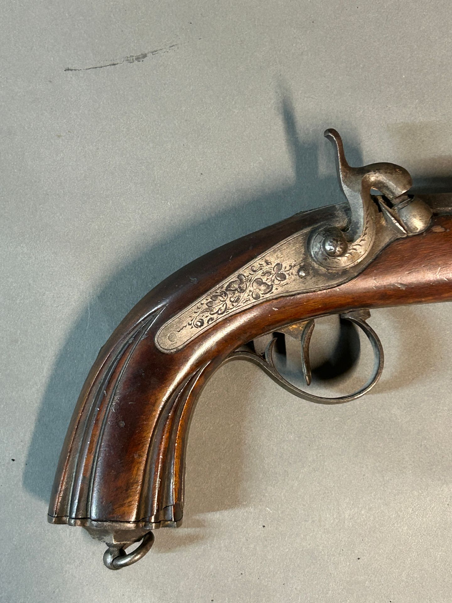 Null 半鞍马式手枪。

敲击式锁，八角形大马士革钢枪管。

胡桃木股票。

总长度：32厘米

可能是1840年左右在列日制造的。