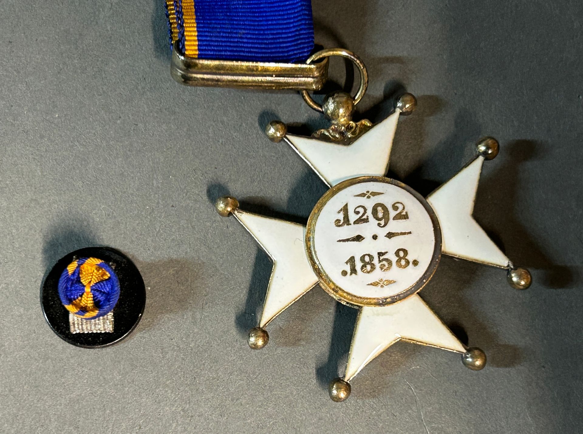 Null 
纳索的阿尔道夫勋章（卢森堡大公国）。




1858年5月8日成立。




指挥官的徽章，银色和珐琅质，有配套的领带和扣眼花环。 这套书被保存在&hellip;