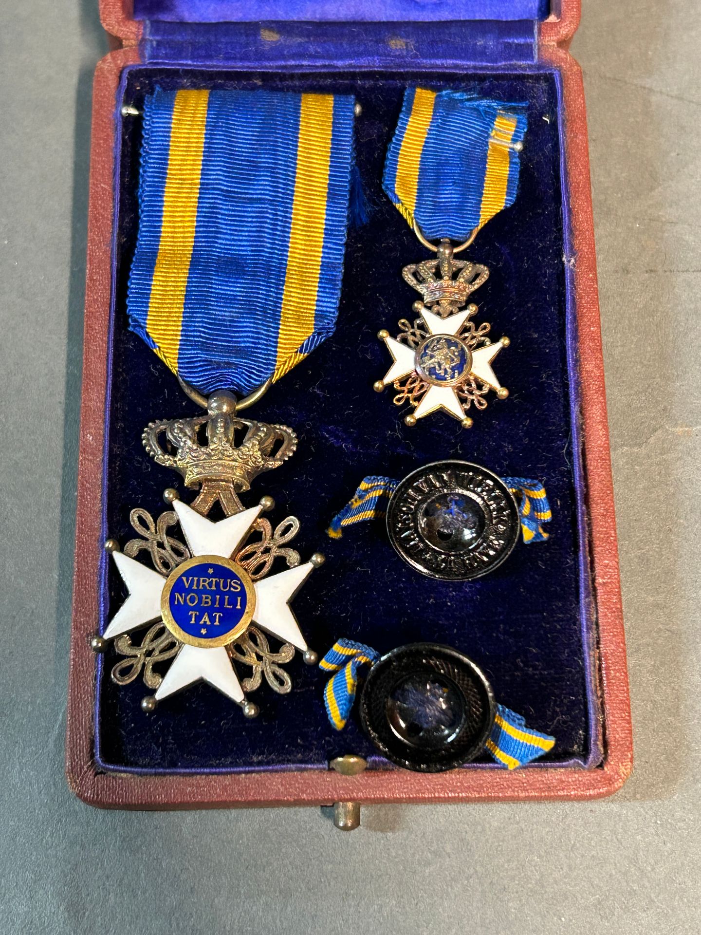 Null 
荷兰狮子勋章（荷兰王国）。

1815年9月29日成立。

鎏金和珐琅的骑士徽章，带有符合要求的缎带，以及其微型和两个扣眼花环。这套作品被保存在J.&hellip;